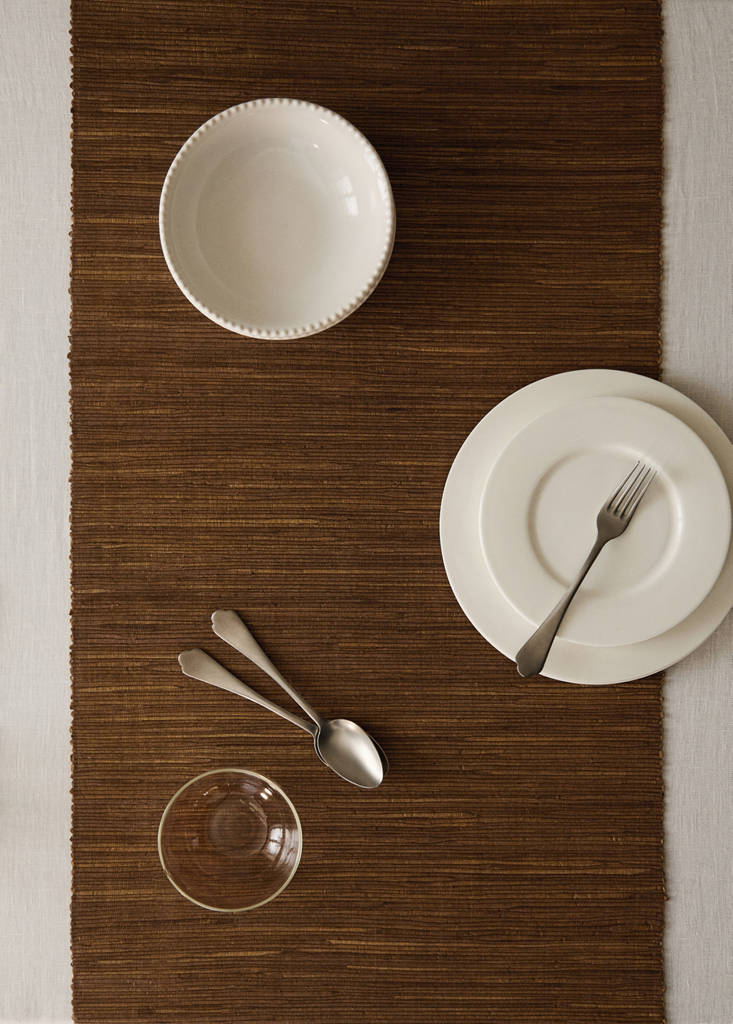 Natural fibre table runner — Brown