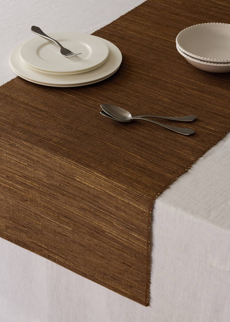 Natural fibre table runner — Brown