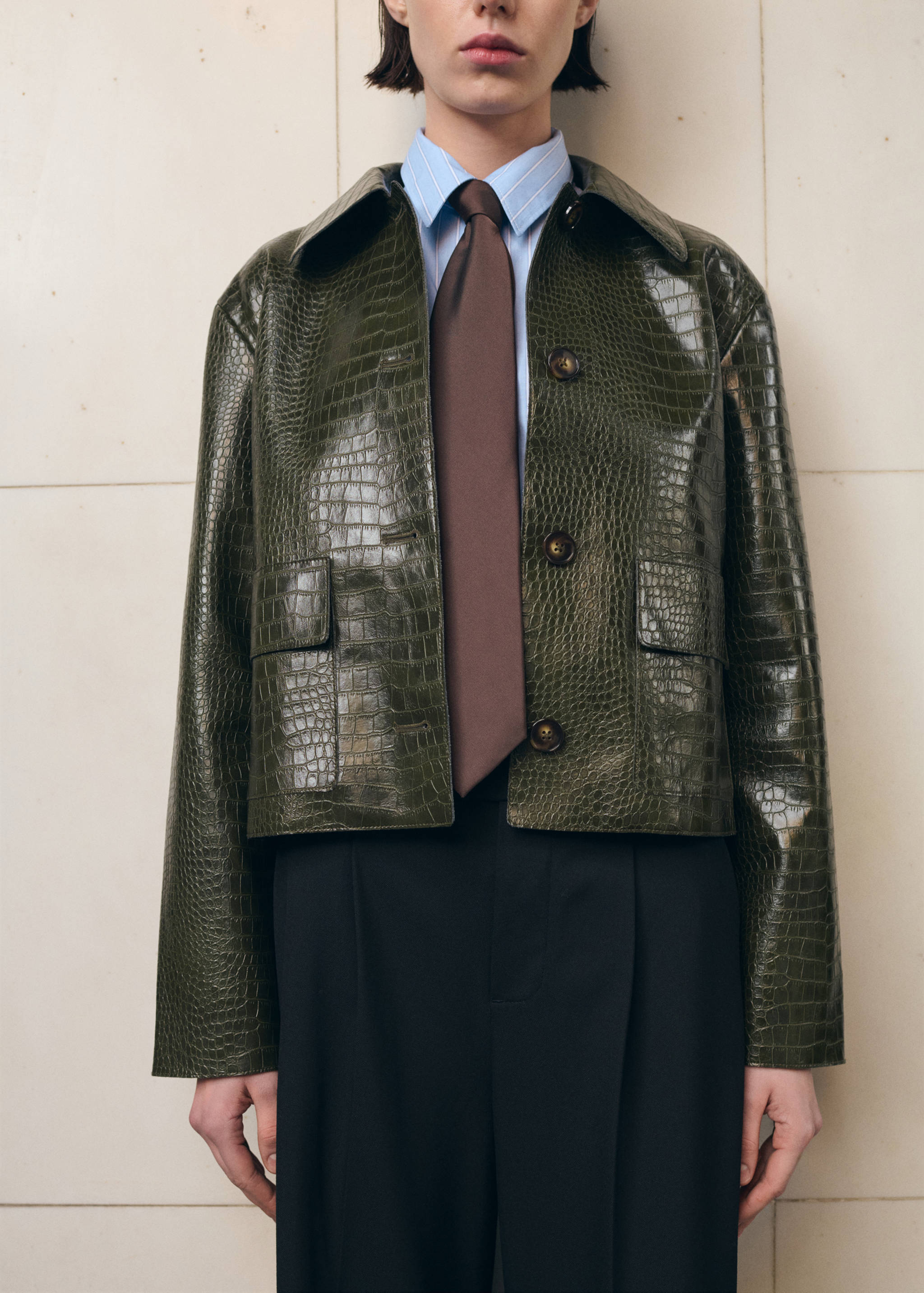Veste effet peau de croco - Plan moyen