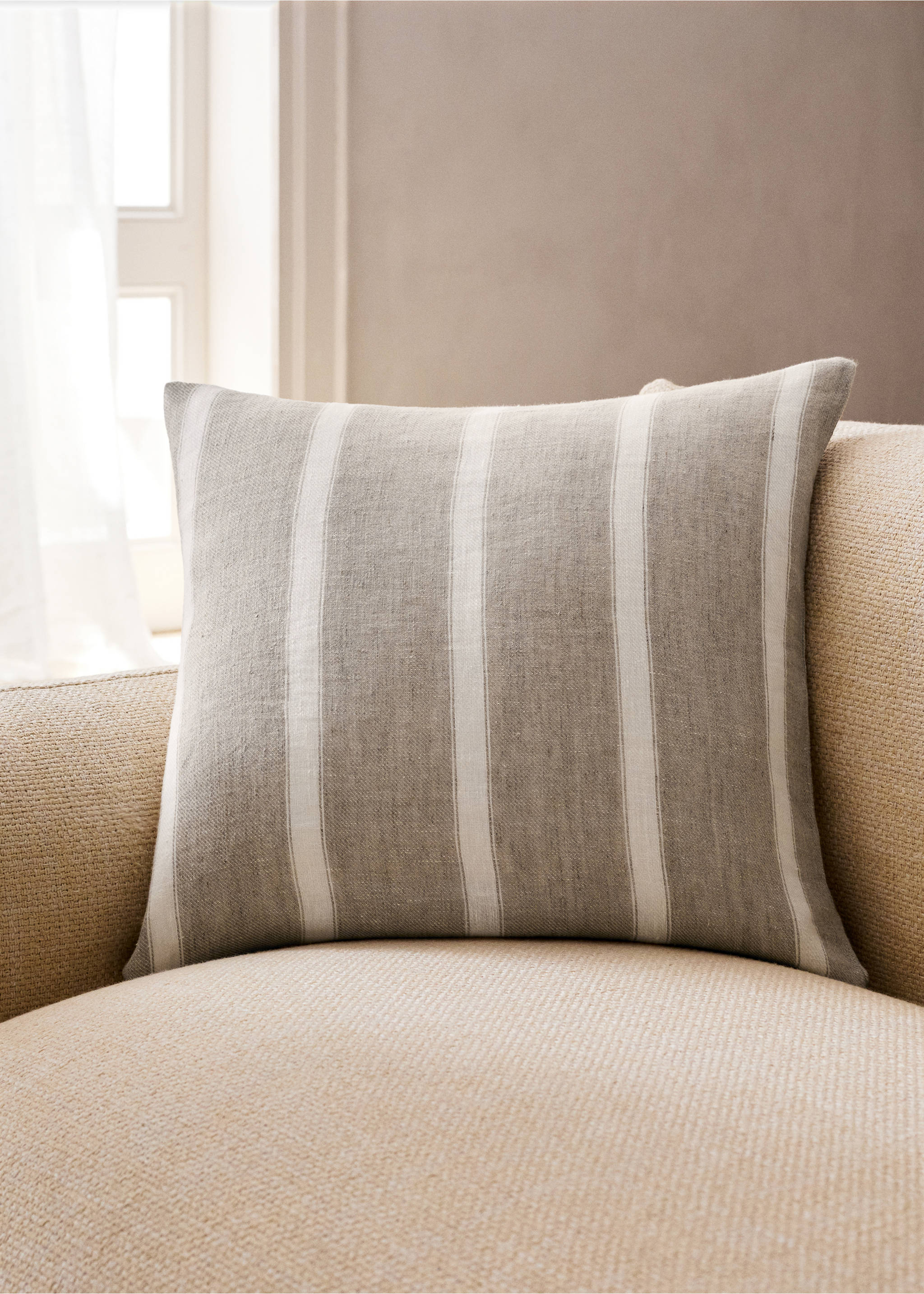 Kissenbezug aus Leinen mit Streifen und Reißverschlussdetail, 50 x 50 cm - Allgemeine Ansicht, Sandfarben. Ref: 27073304-00.