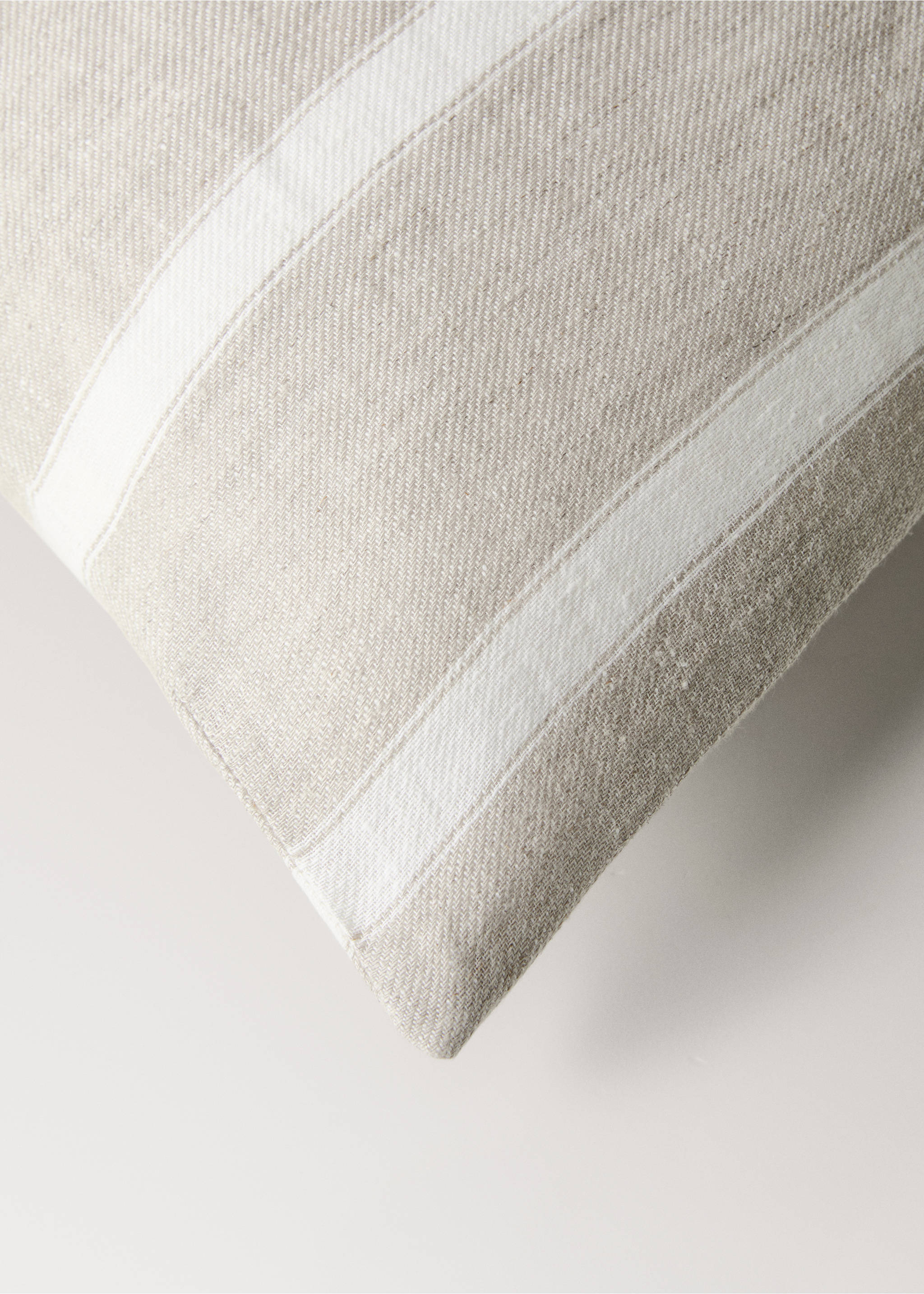 Kissenbezug aus Leinen mit Streifen und Reißverschlussdetail, 50 x 50 cm - Detail des Artikels 1, Sandfarben. Ref: 27073304-00.