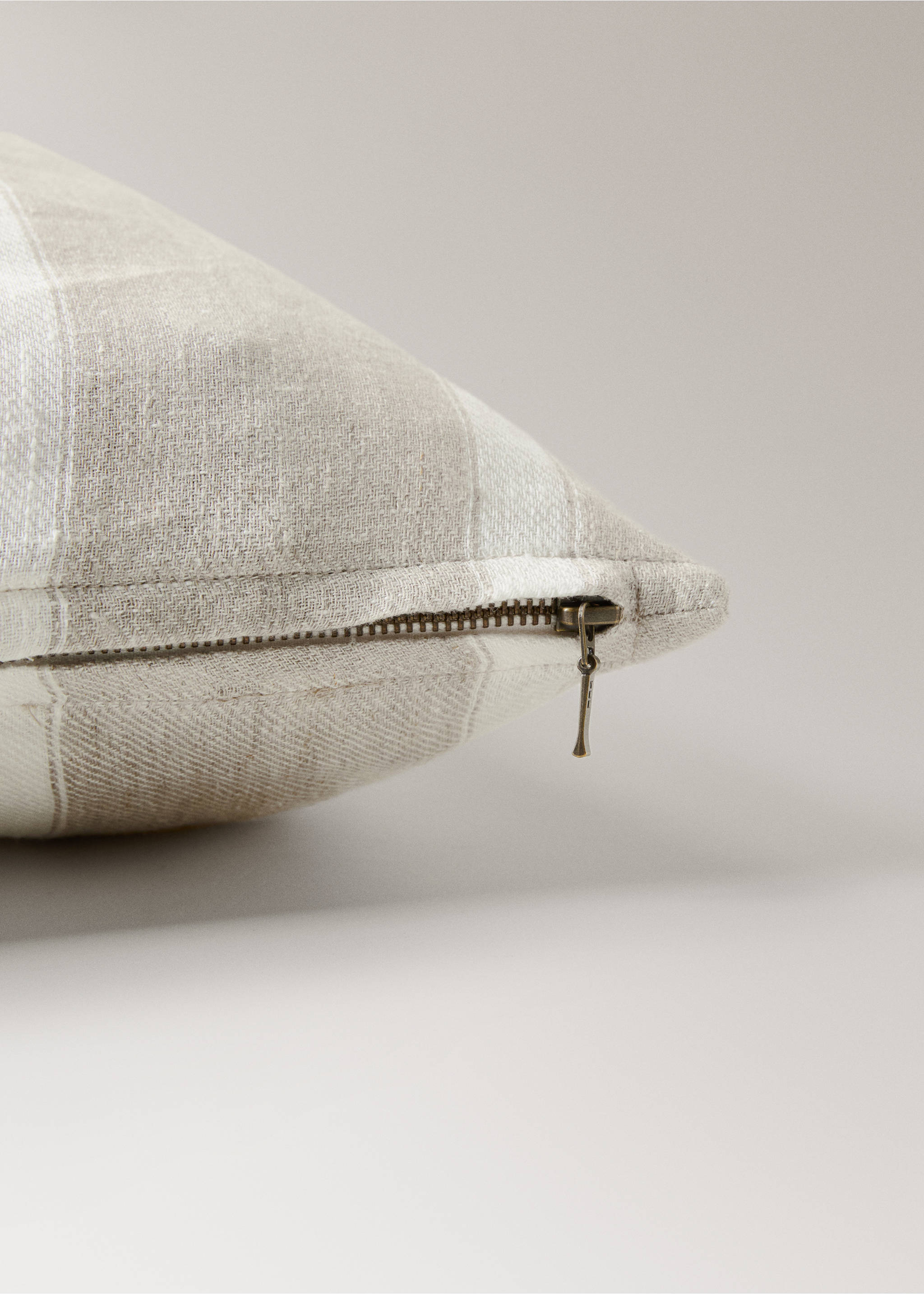 Kissenbezug aus Leinen mit Streifen und Reißverschlussdetail, 50 x 50 cm - Detail des Artikels 2, Sandfarben. Ref: 27073304-00.