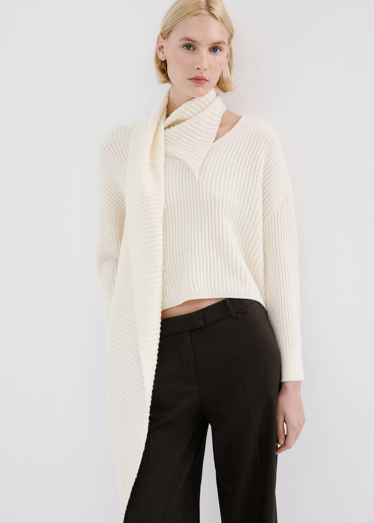 Wide leg mid-rise pleated trousers — Brown