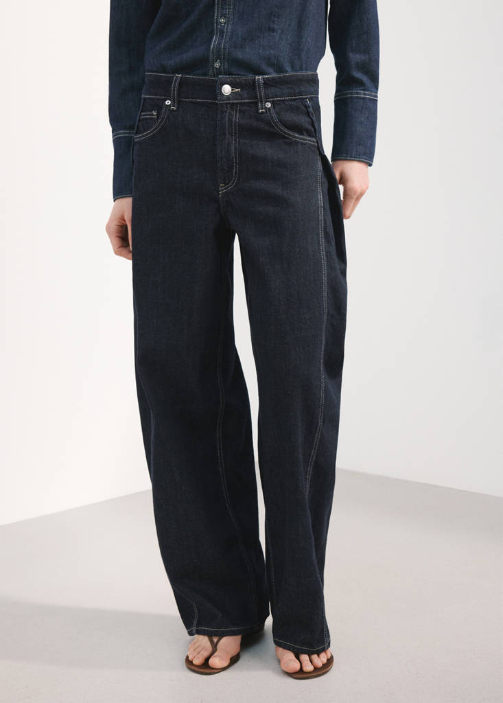 Mid-rise balloon jeans and side pleats