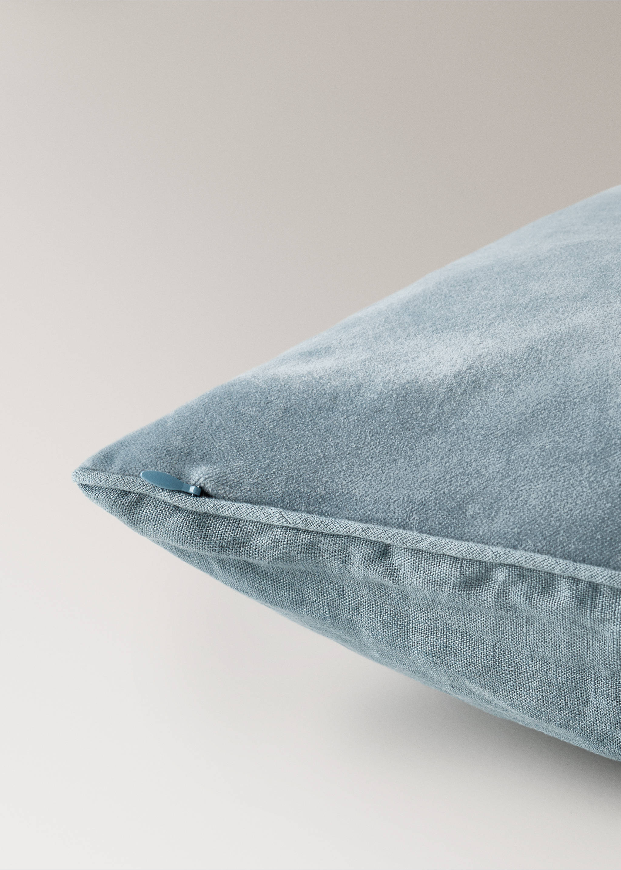 Kussenhoes van fluweel en linnen - Detail van het artikel 4, Petrol blauw. Ref: 27073308-00.