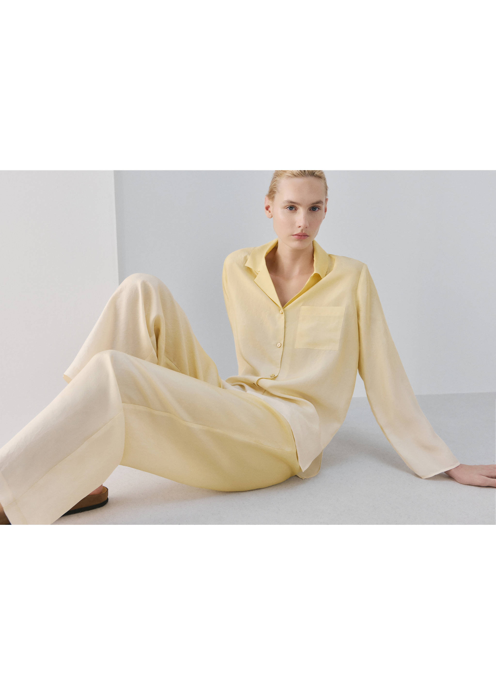 Pantaloni din mătase cu efect uzat - Detaliu al articolului 2, Galben pastelat. Ref: 27073313-00.