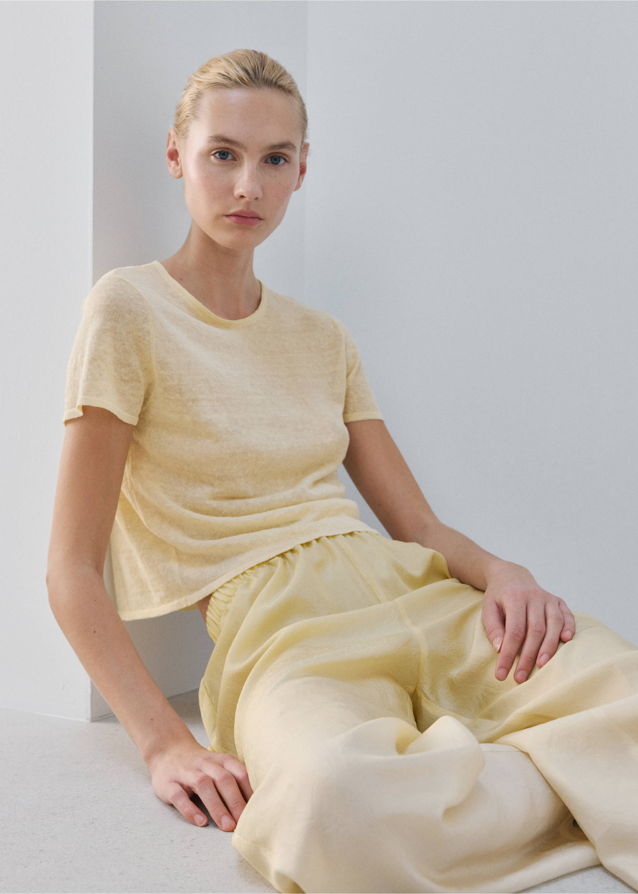 Kurzarm-T-Shirt aus Leinenmischung in Pastellfarben - Detail des Artikels 2, Pastellgelb. Ref: 27073314-00.