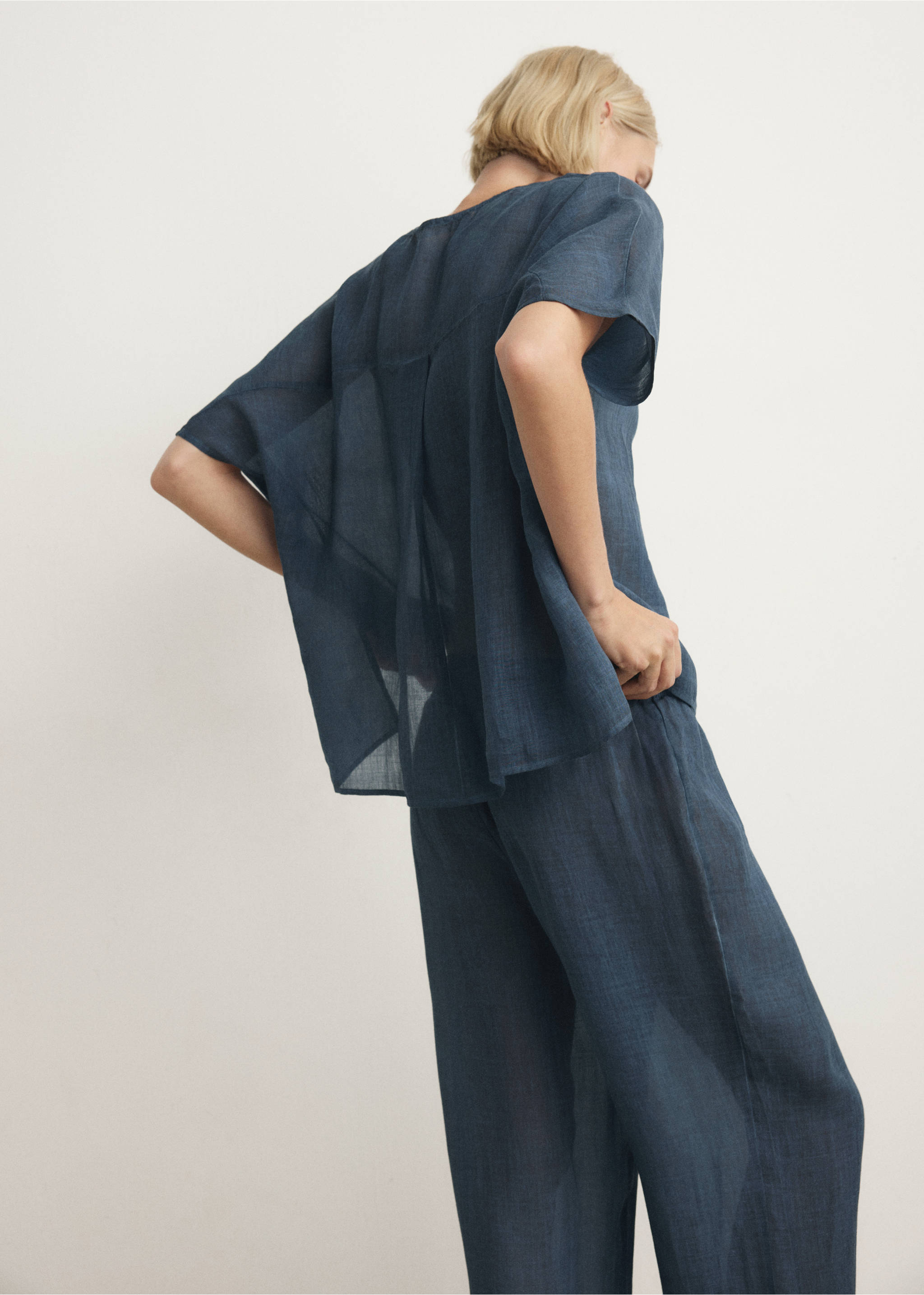 100% ramie kaftan with an overdyed effect - Reverse of the article, Ink Blue. Ref: 27073320-00.