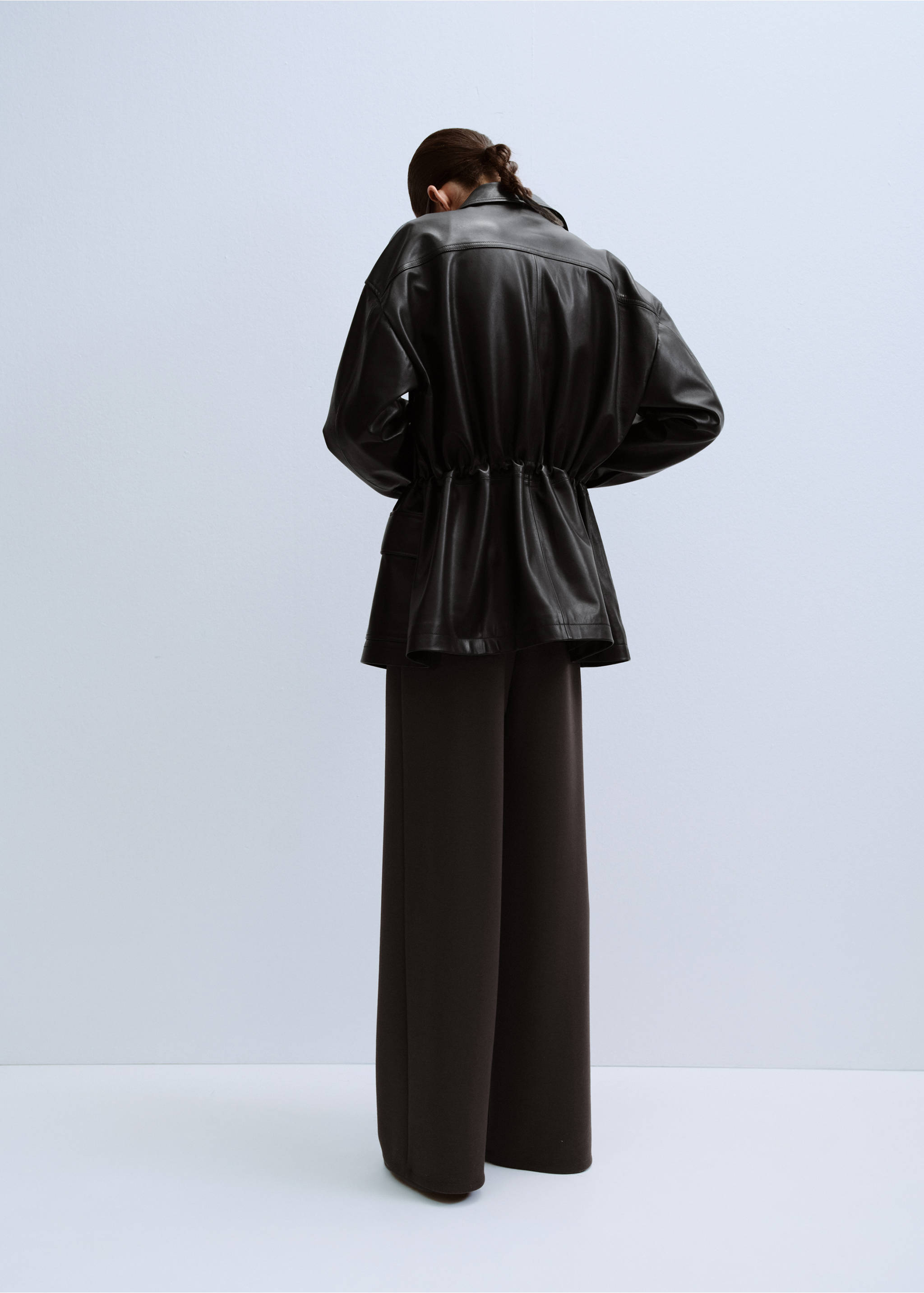 Straight-fit trousers with elastic waist - Reverse of the article, Chocolate. Ref: 27073325-00.