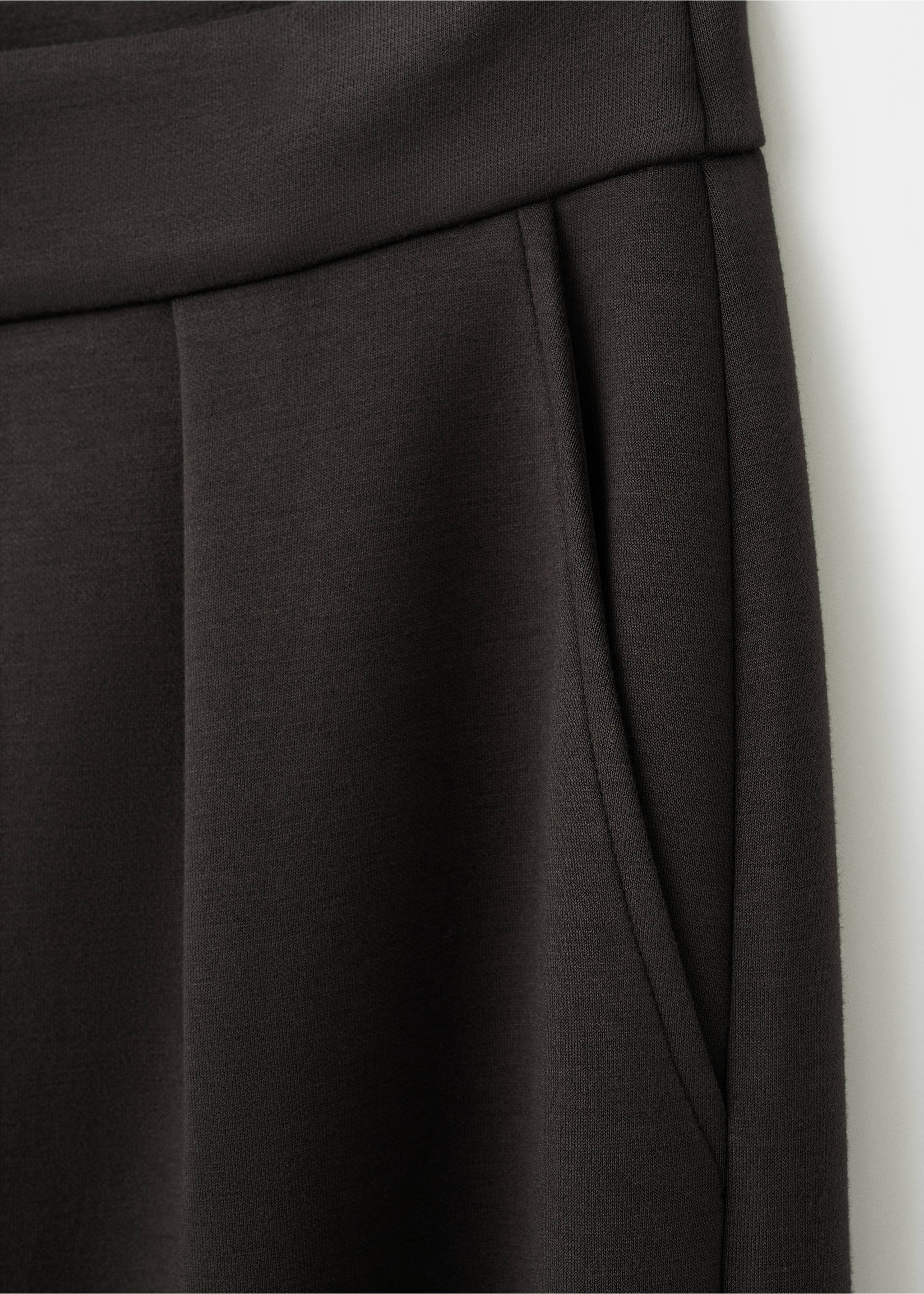 Straight-fit trousers with elastic waist - Details of the article 8, Chocolate. Ref: 27073325-00.