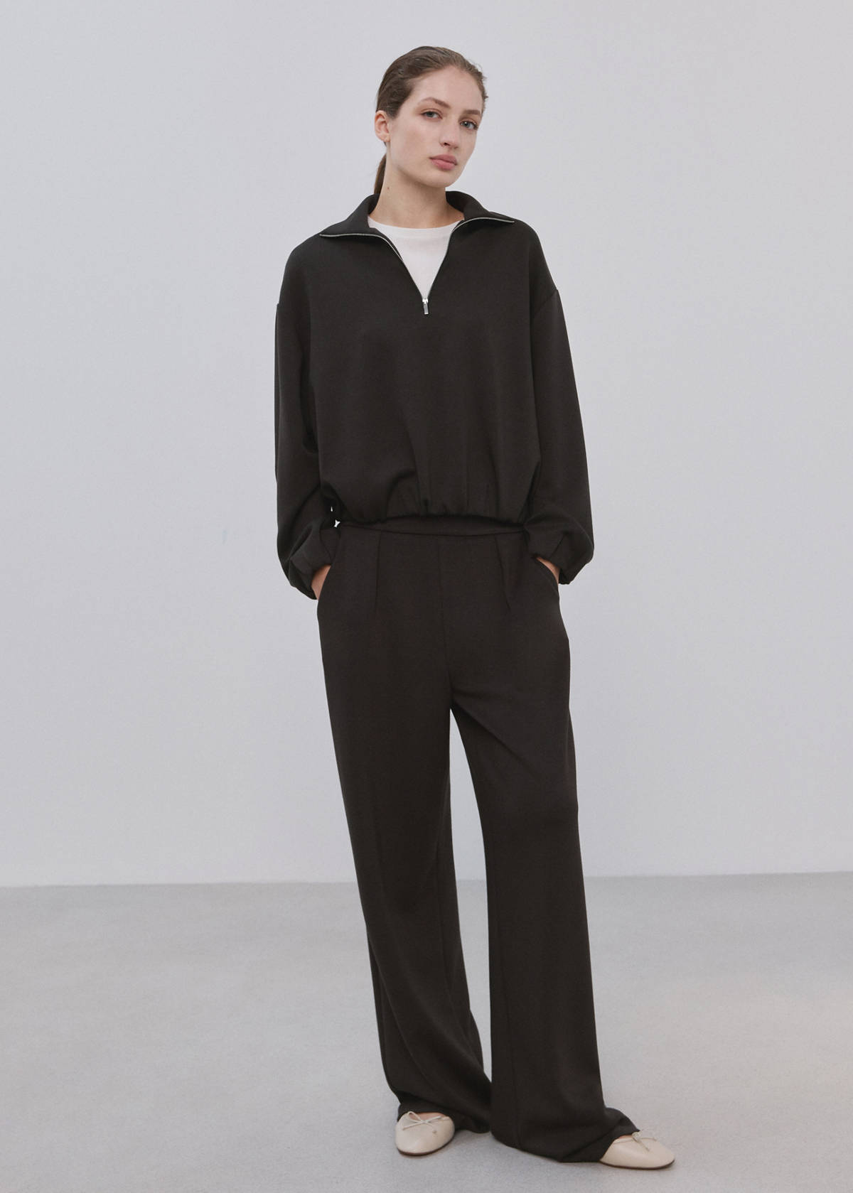 Straight-fit trousers with elastic waist — Chocolate