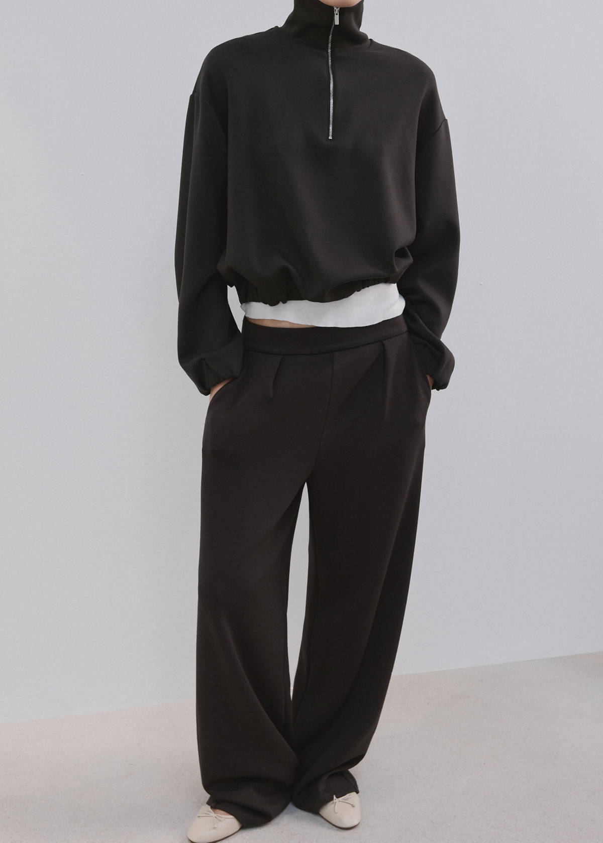 Straight-fit trousers with elastic waist — Chocolate