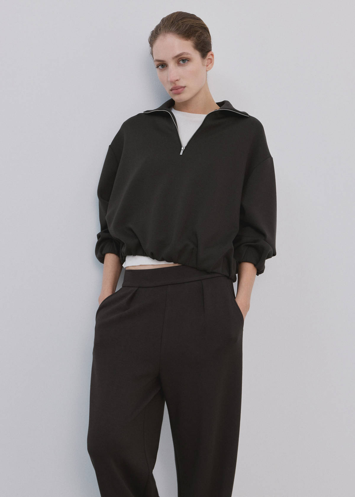 Straight-fit trousers with elastic waist — Chocolate