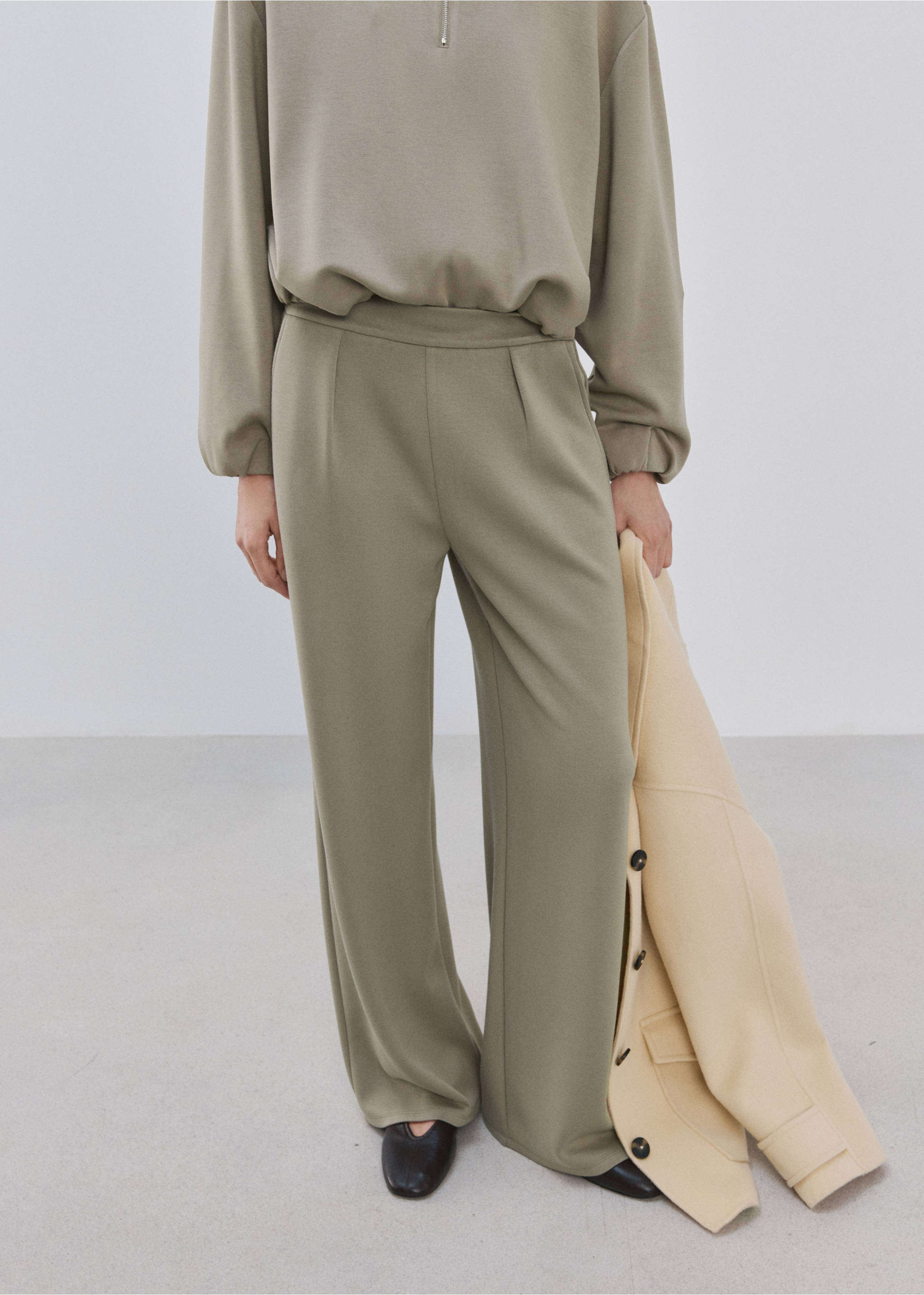 Straight-fit trousers with elastic waist - Medium plane, Khaki. Ref: 27073325-00.