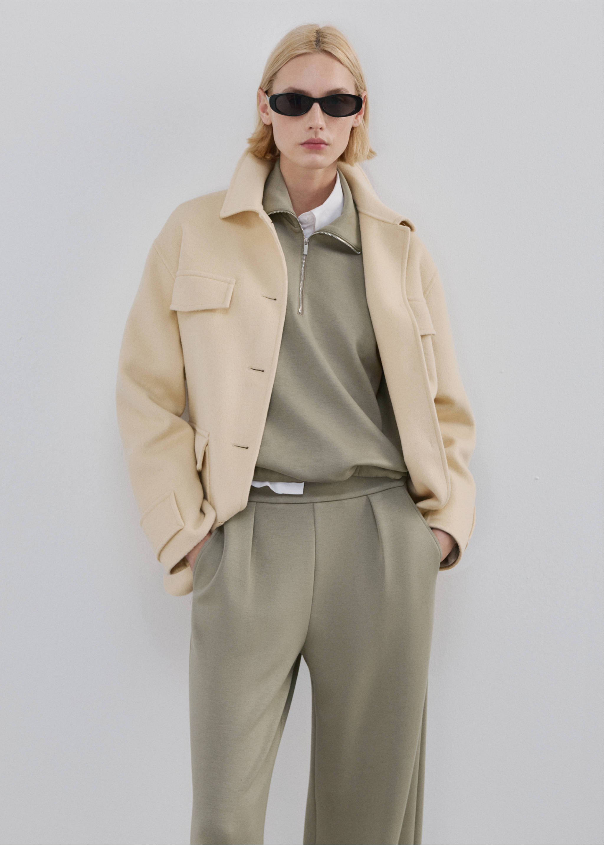 Straight-fit trousers with elastic waist - Details of the article 1, Khaki. Ref: 27073325-00.