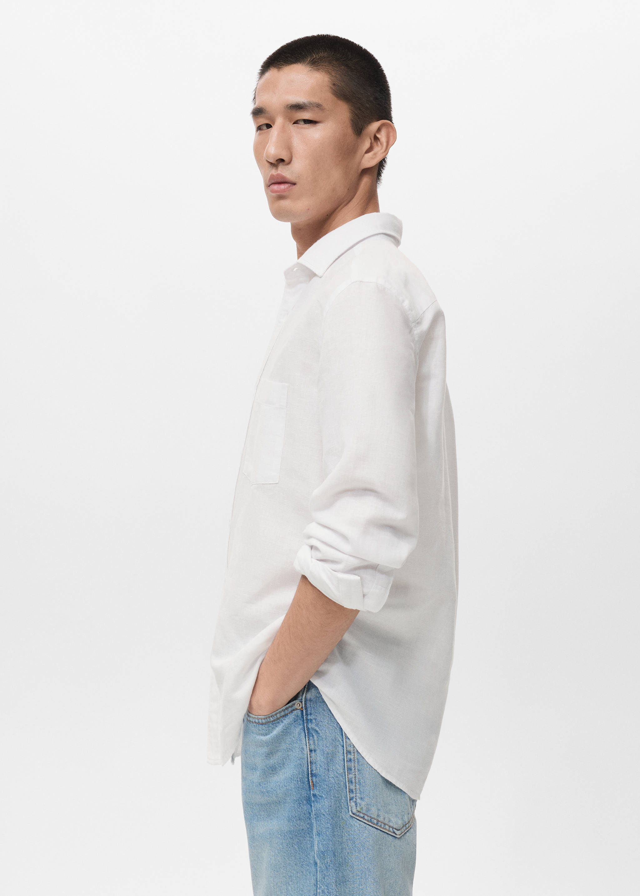 Льняная рубашка с карманом - Средний план