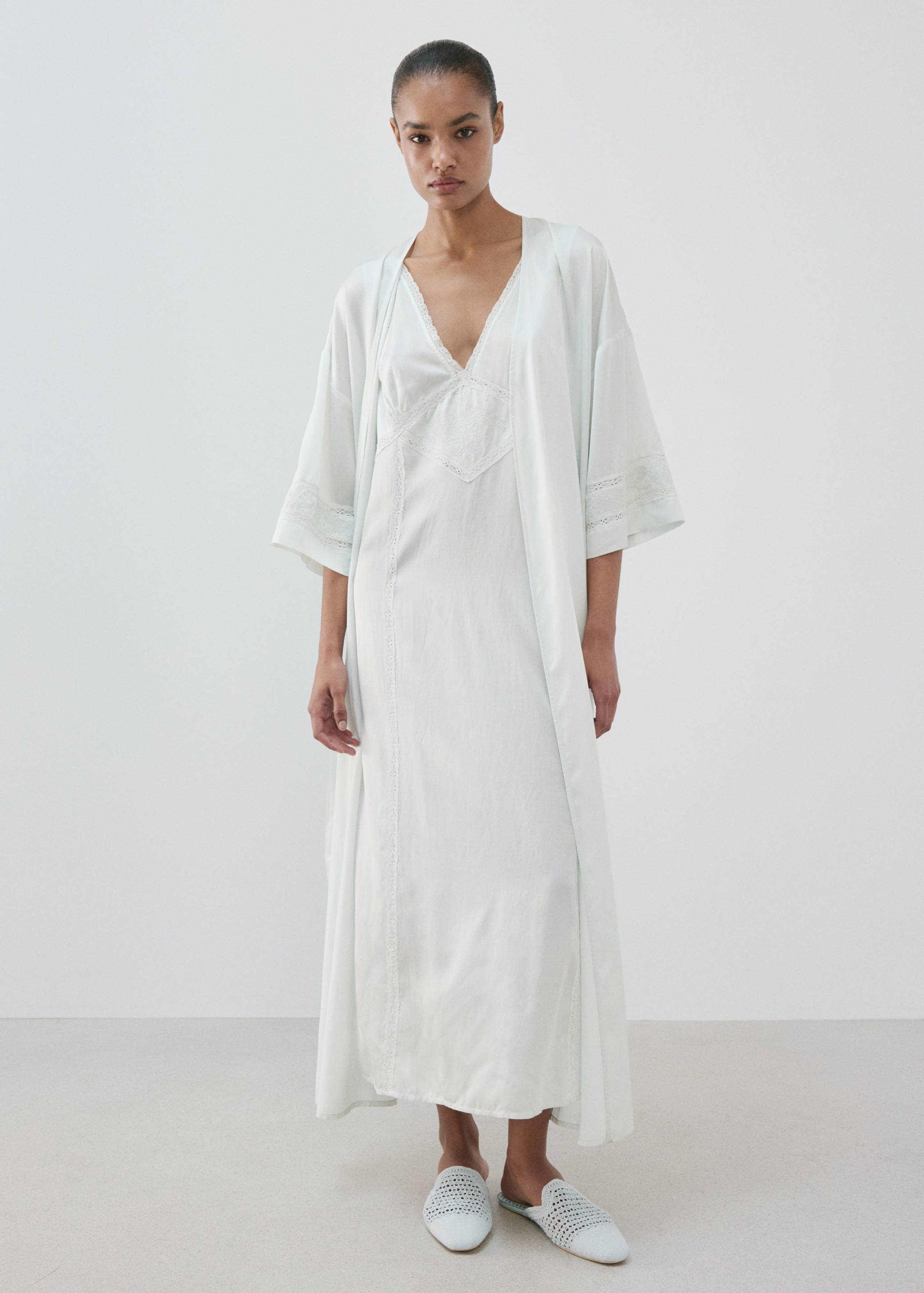 Satin robe with embroidered bow - General plane