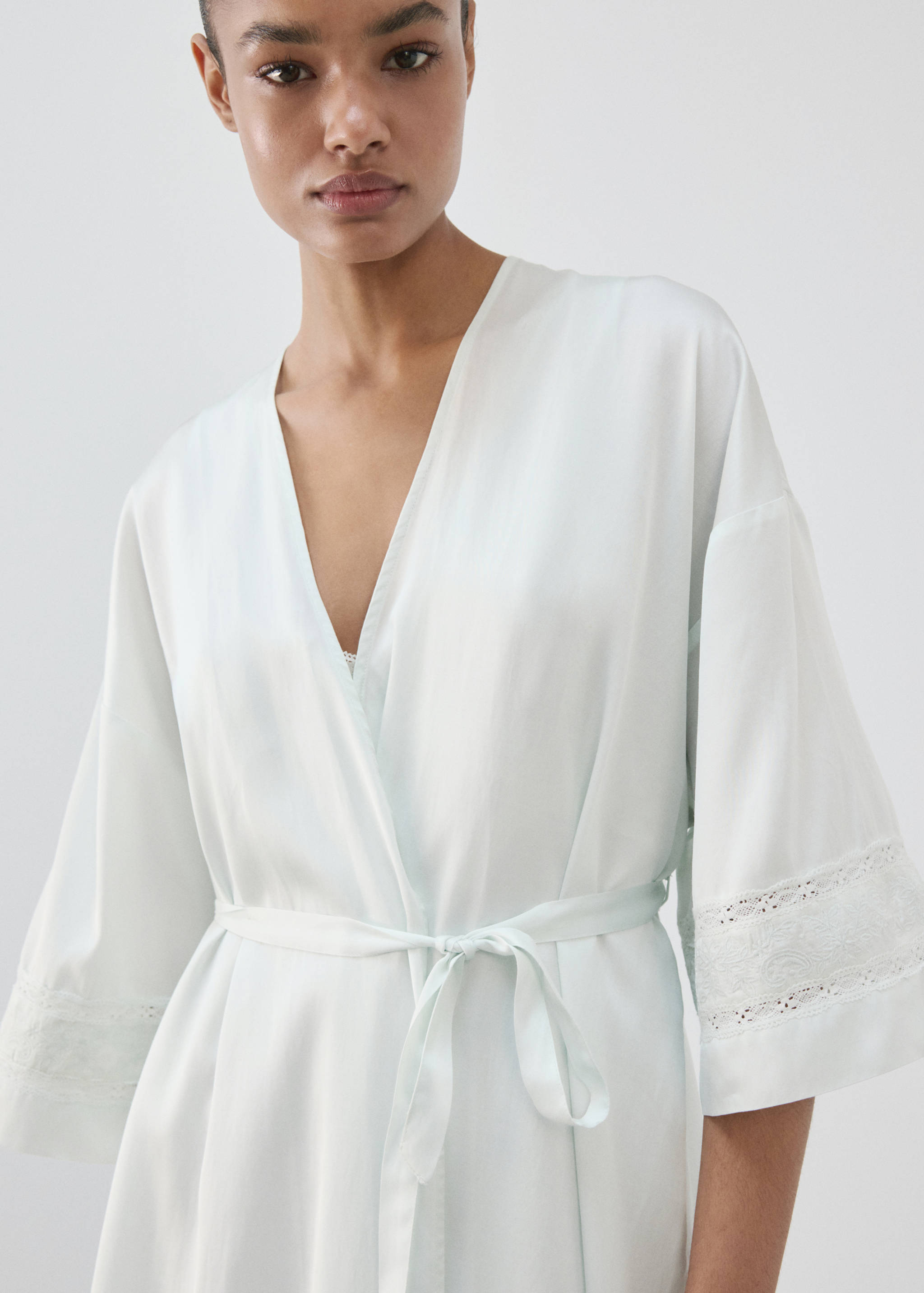 Satin robe with embroidered bow - Details of the article 6
