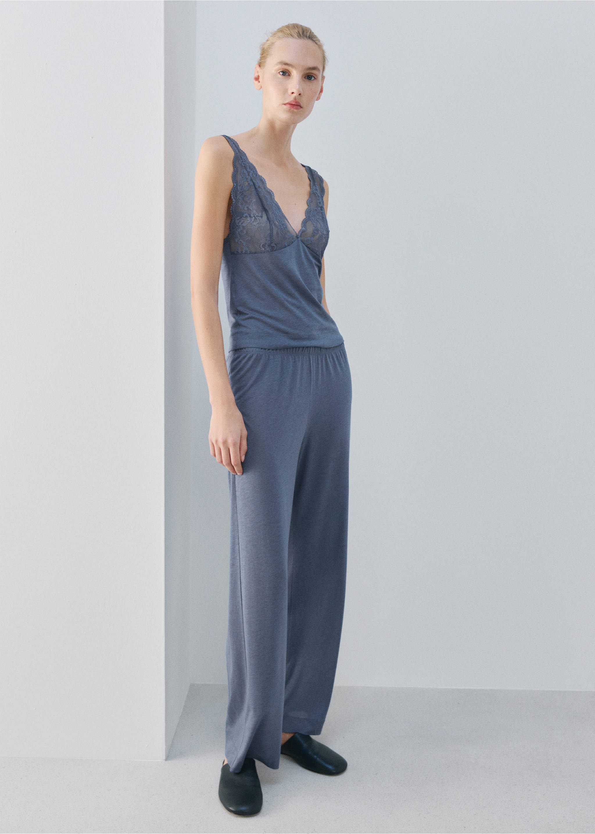 Top à dentelle avec décolleté dans le dos - Plan général, Bleu. Ref: 27073332-00.