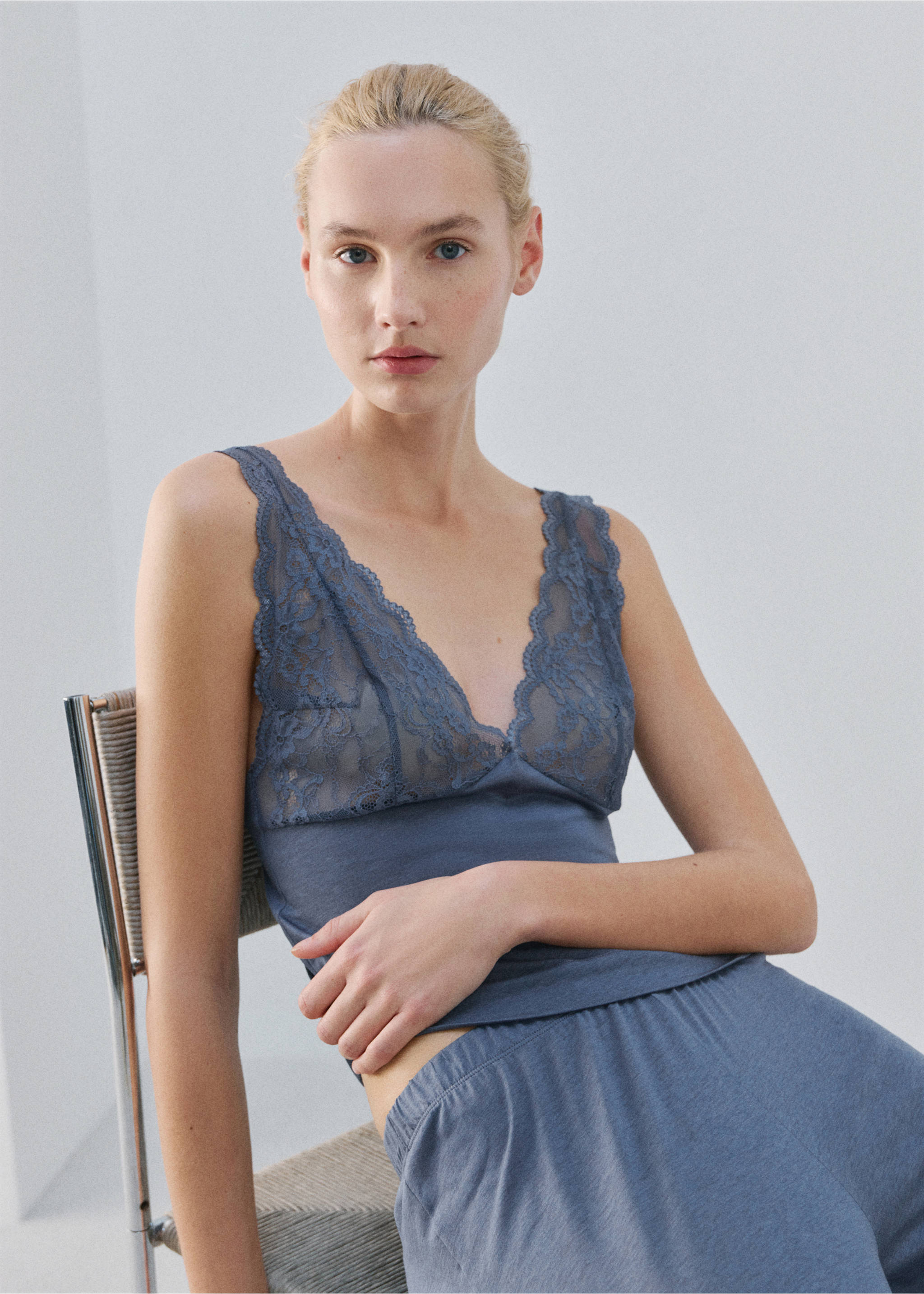 Top à dentelle avec décolleté dans le dos - Détail de l'article 2, Bleu. Ref: 27073332-00.