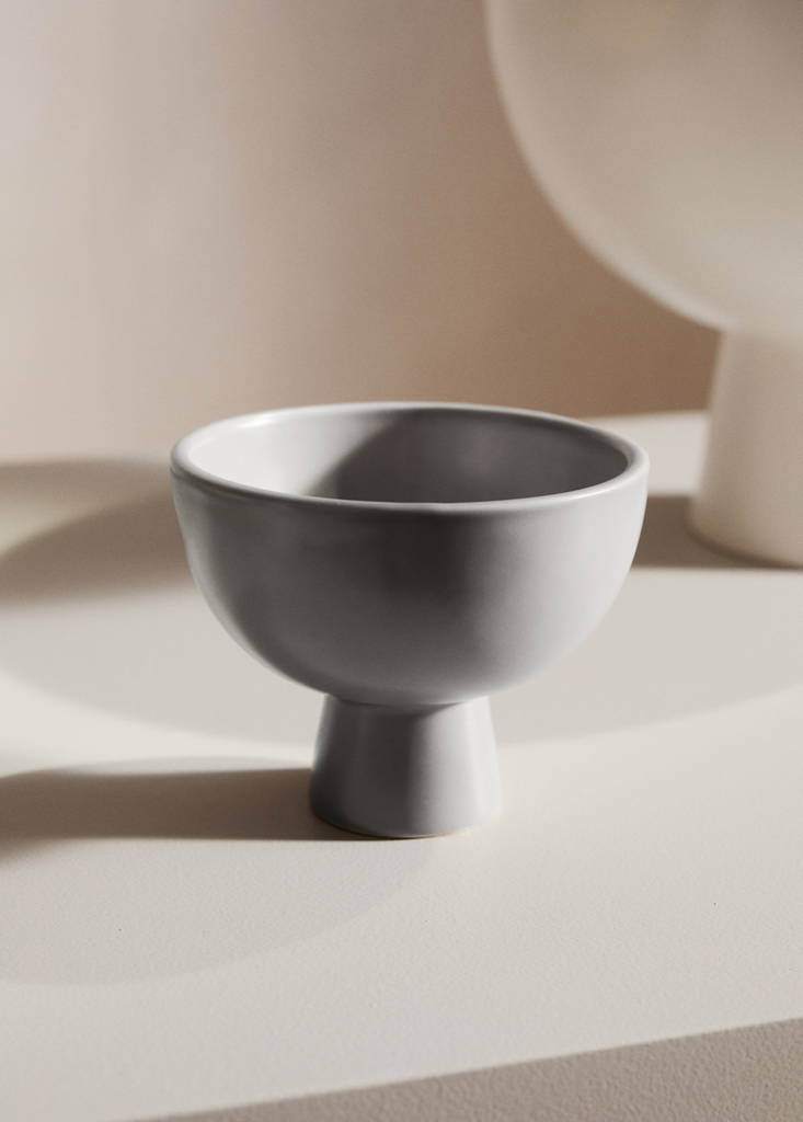 Small decorative footed bowl — Grey