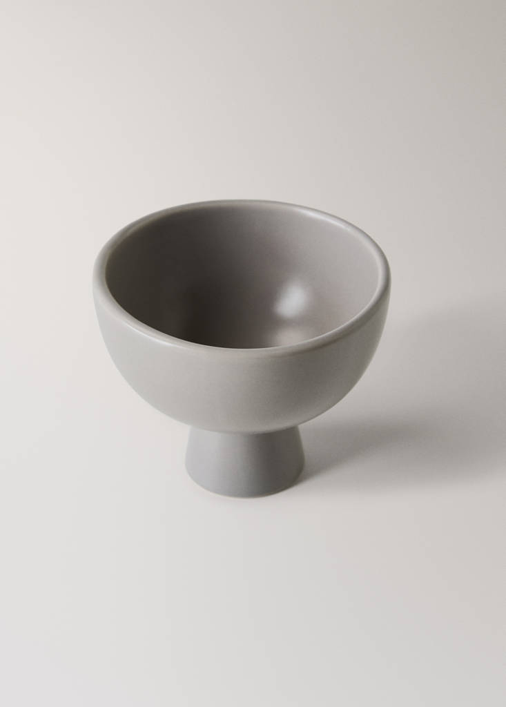 Small decorative footed bowl — Grey