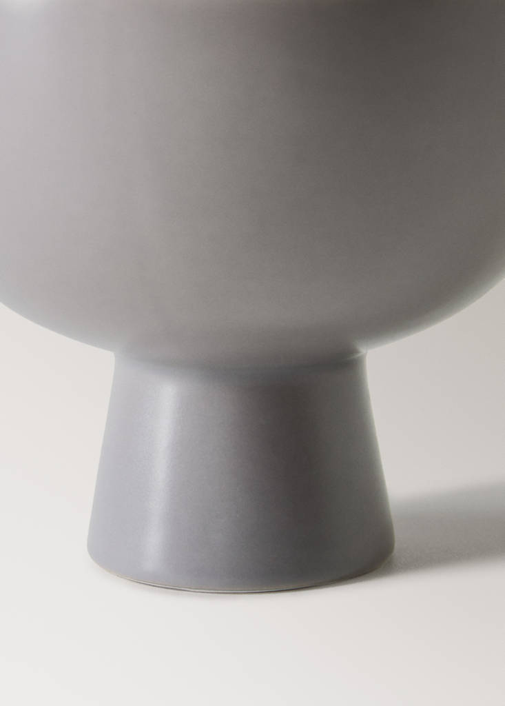 Small decorative footed bowl — Grey