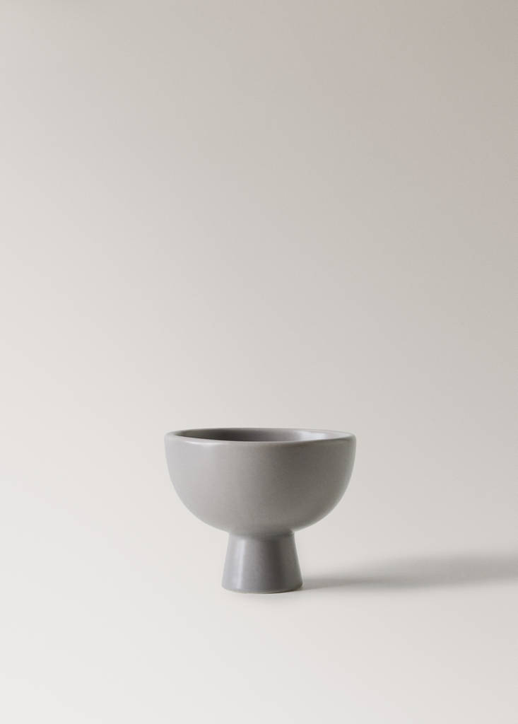 Small decorative footed bowl — Grey