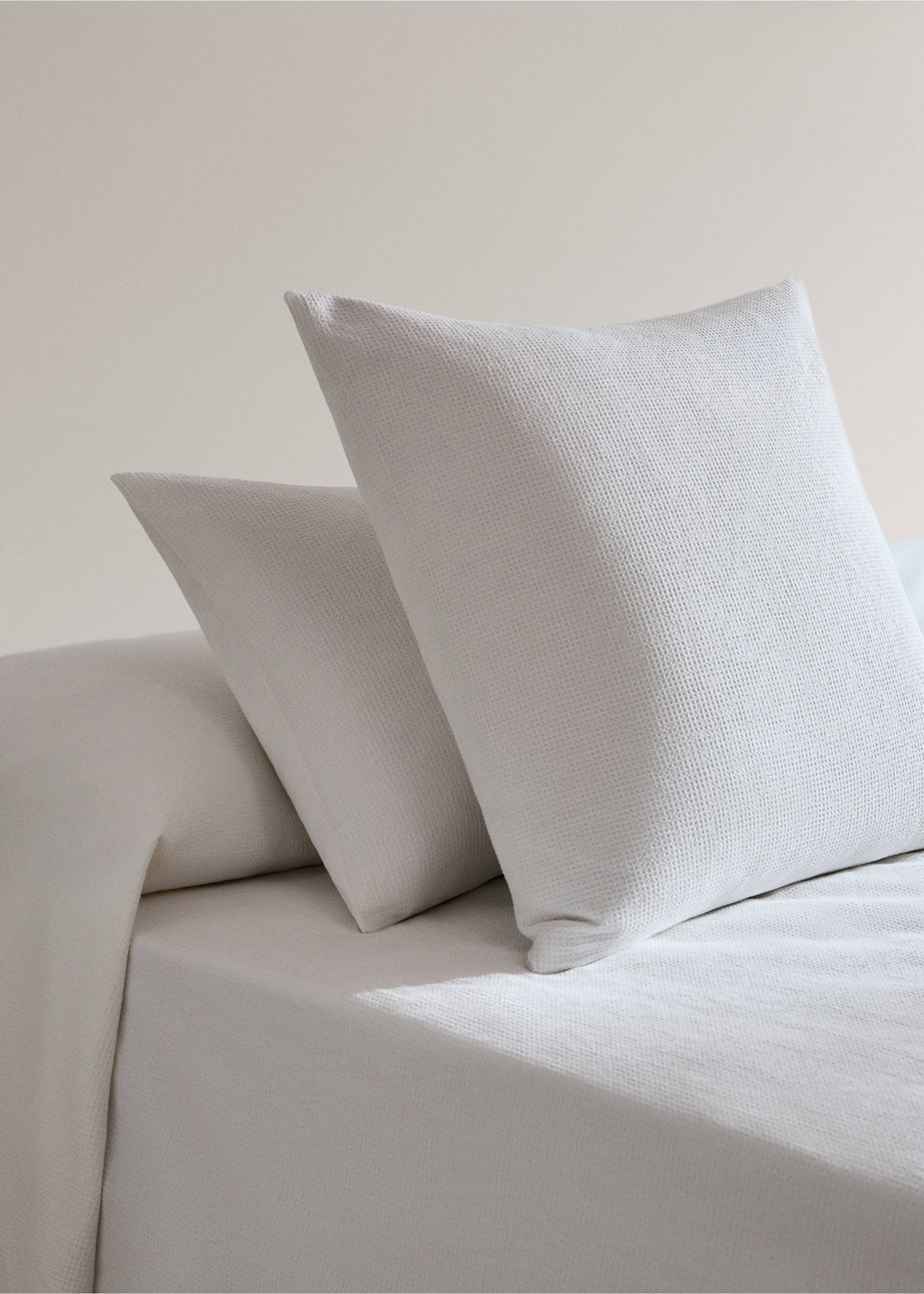 Two cotton garment-dyed mini-waffle pillowcases 60x60 cm - General plane, Off White. Ref: 27073719-00.