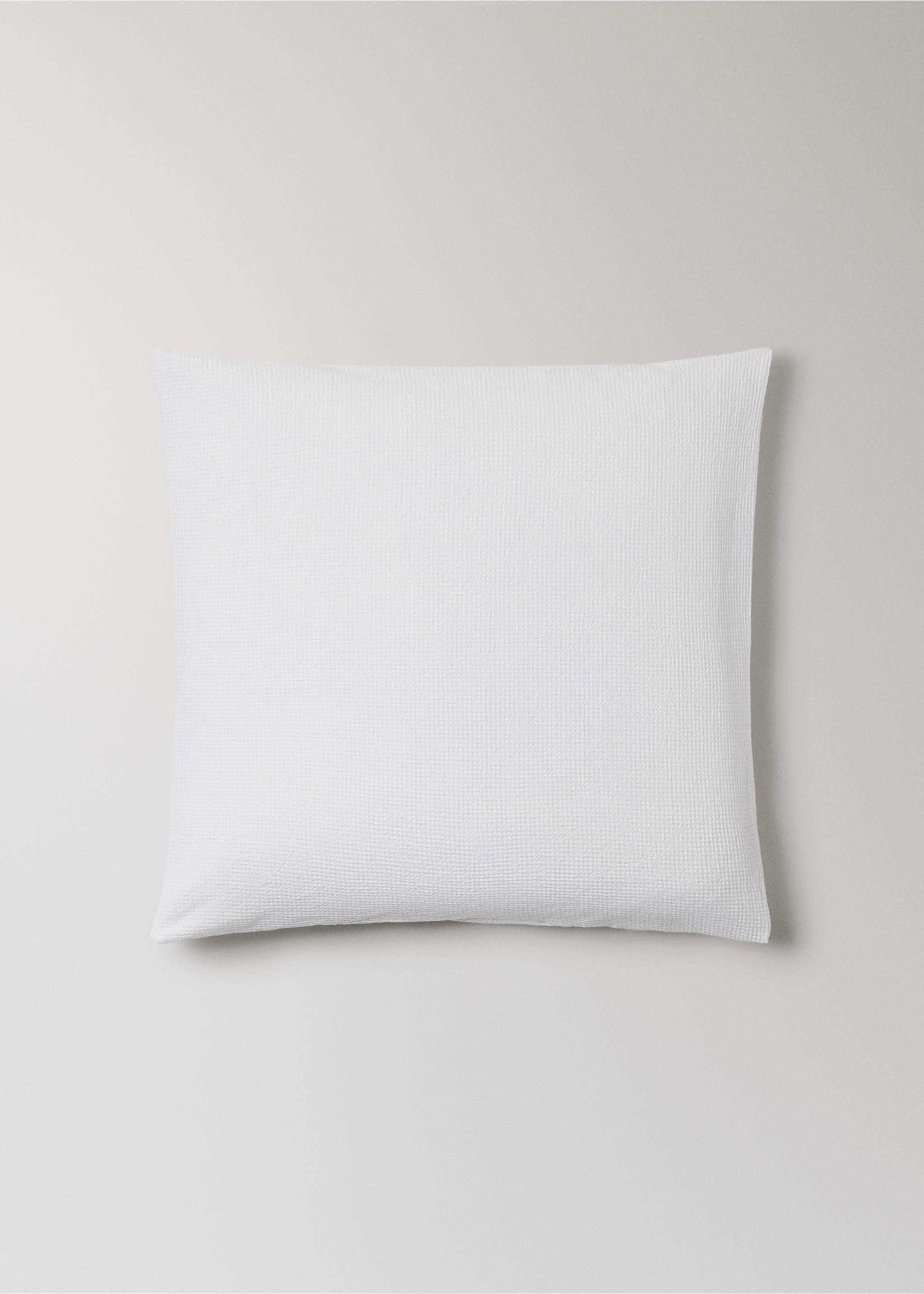 Two cotton garment-dyed mini-waffle pillowcases 60x60 cm - Article without model, Off White. Ref: 27073719-00.