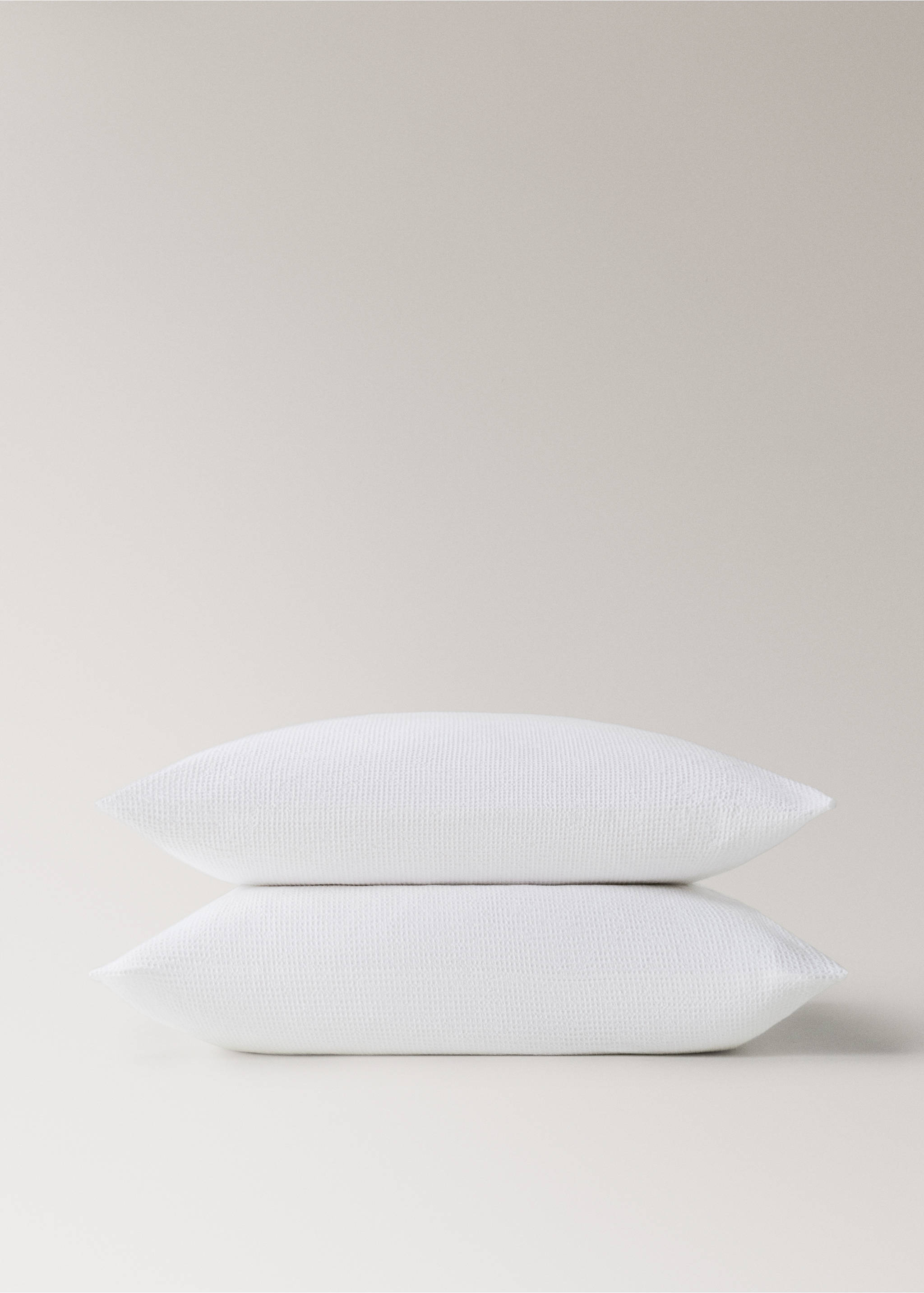 Two cotton garment-dyed mini-waffle pillowcases 60x60 cm - Details of the article 1, Off White. Ref: 27073719-00.