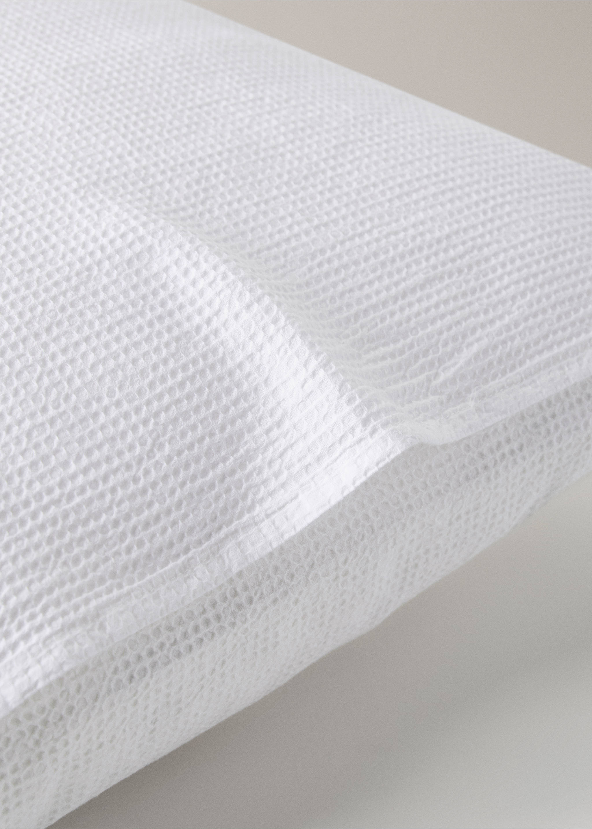 Two cotton garment-dyed mini-waffle pillowcases 60x60 cm - Details of the article 2, Off White. Ref: 27073719-00.