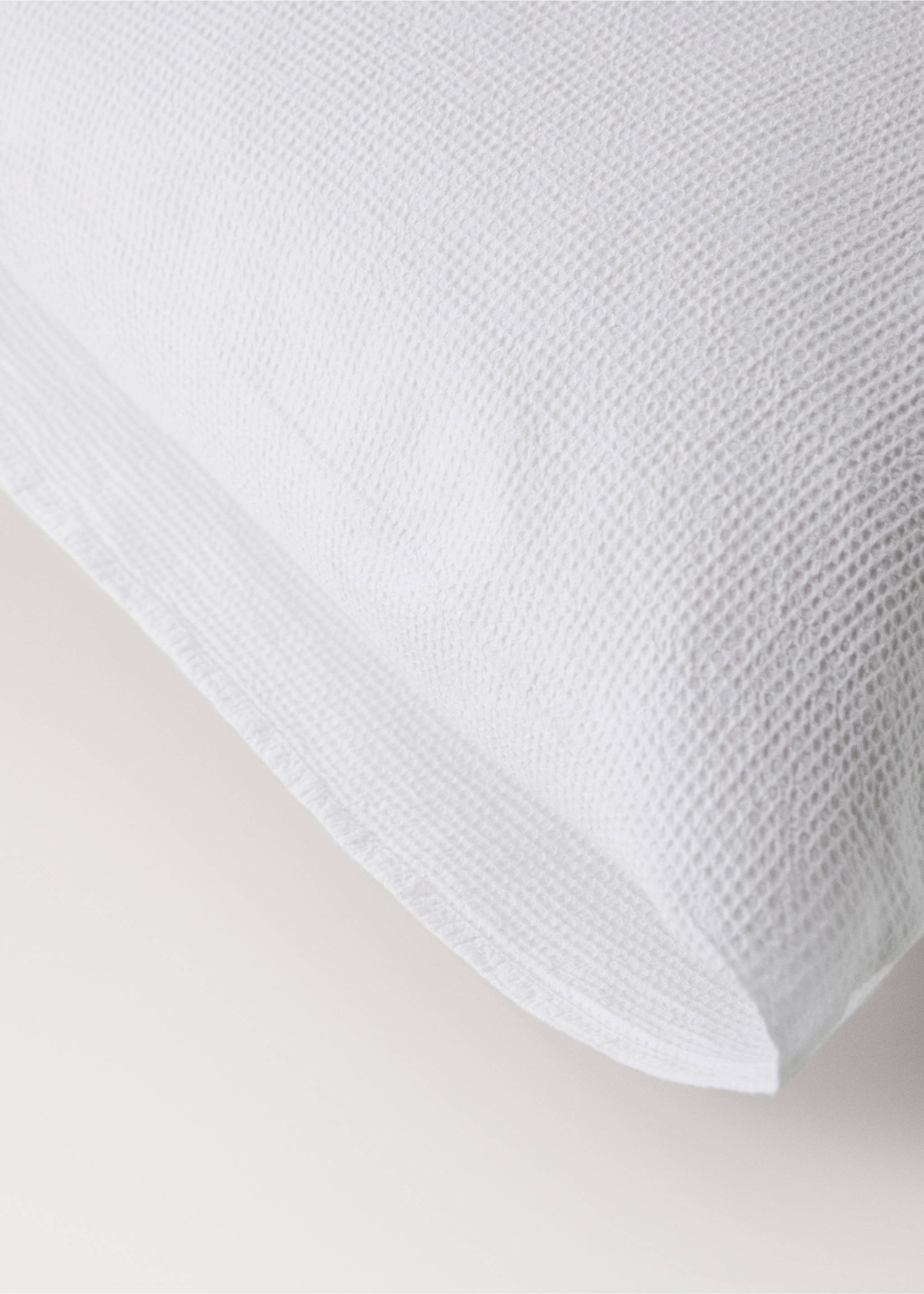 Two cotton garment-dyed mini-waffle pillowcases 60x60 cm - Details of the article 3, Off White. Ref: 27073719-00.