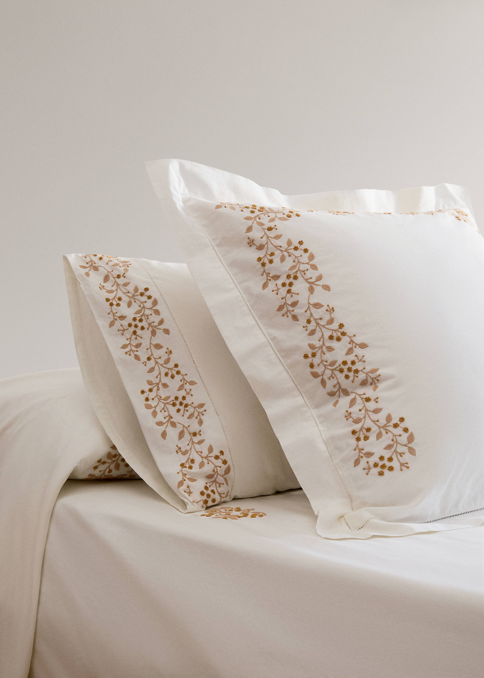 Cotton percale pillowcase with embroidered flowers 45x110 cm - General plane