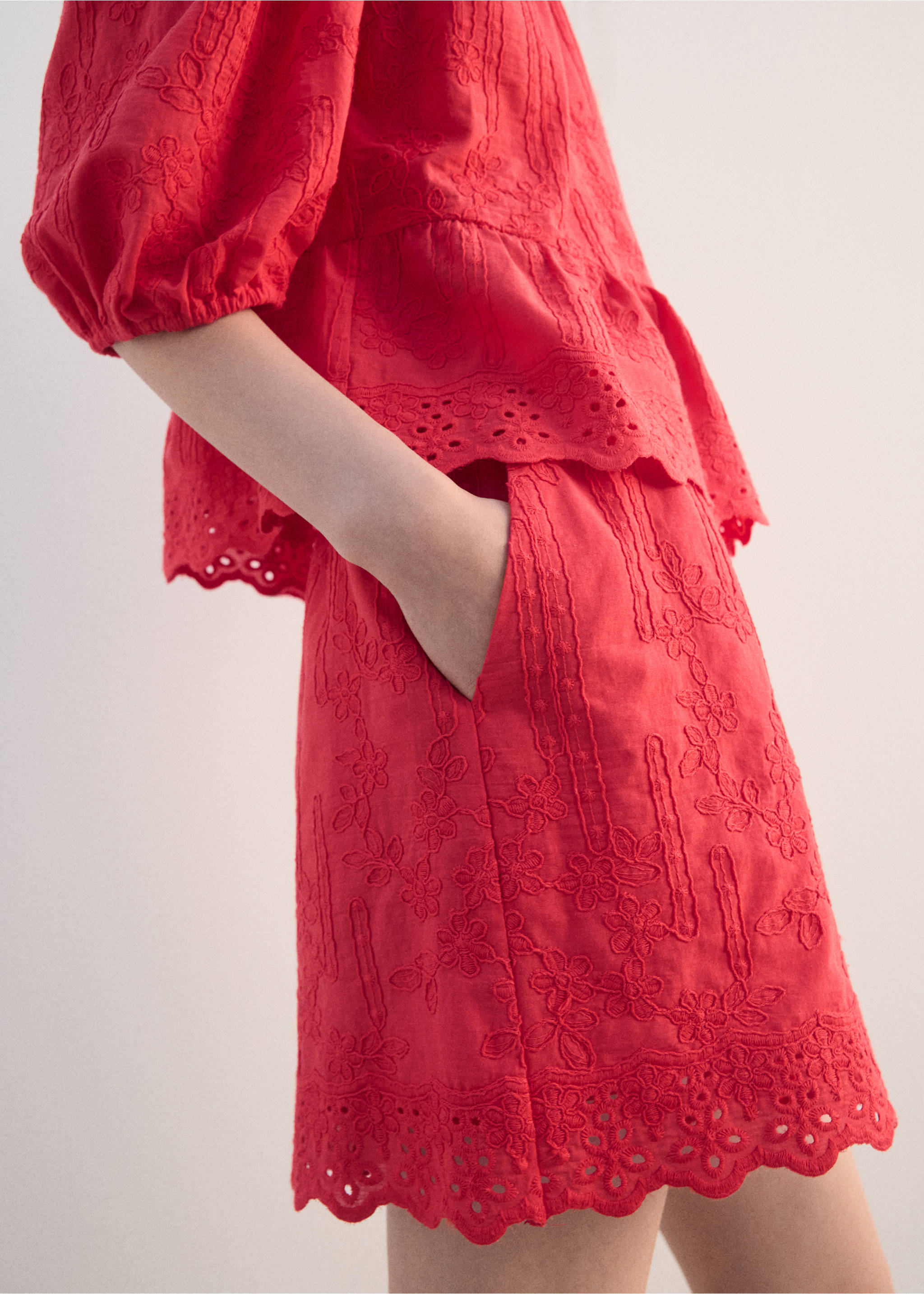 Gebloemde geborduurde shorts - Middenvlak, Aardbeirood. Ref: 27074046-00.