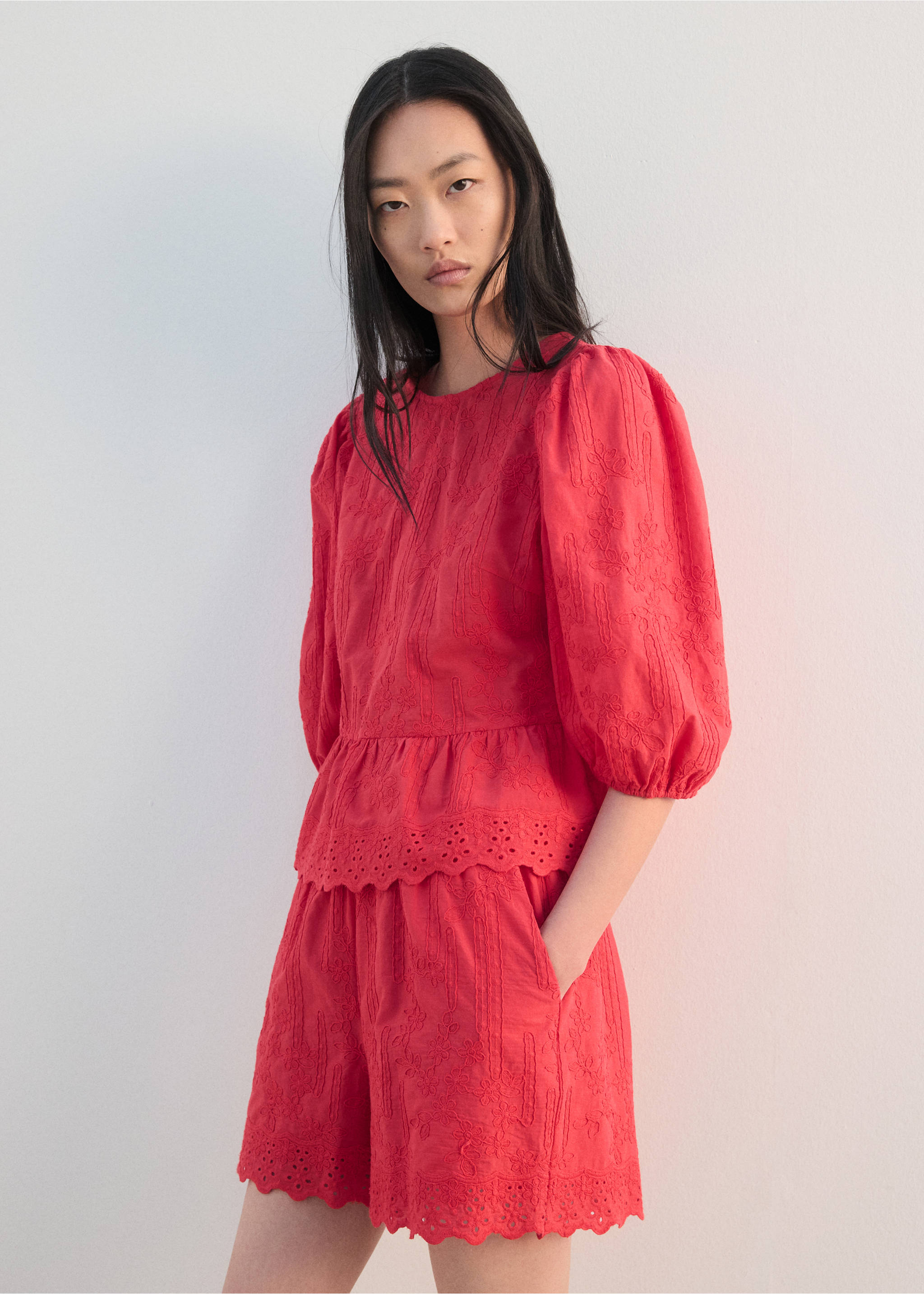 Gebloemde geborduurde shorts - Detail van het artikel 1, Aardbeirood. Ref: 27074046-00.