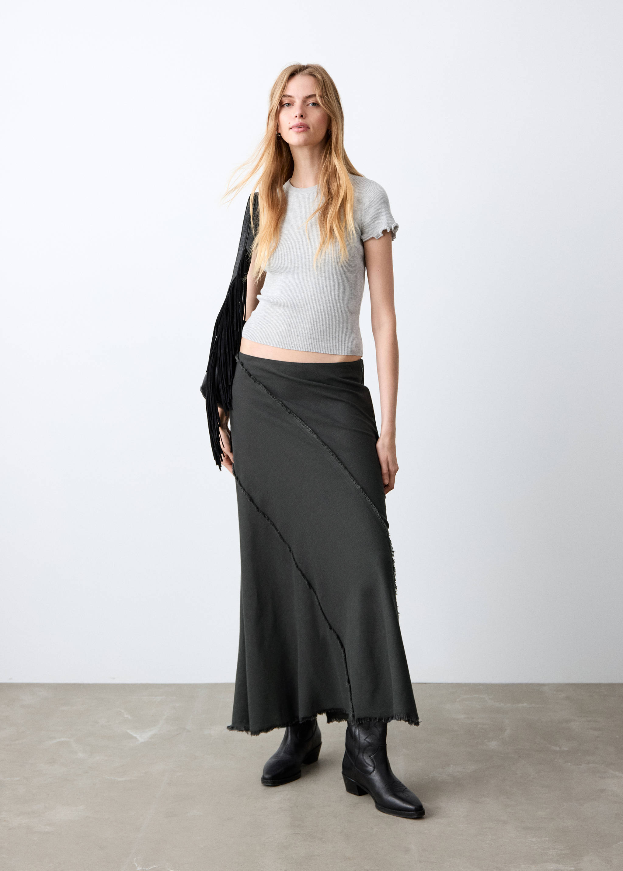 Длинная юбка с необработанными краями - Общий план
