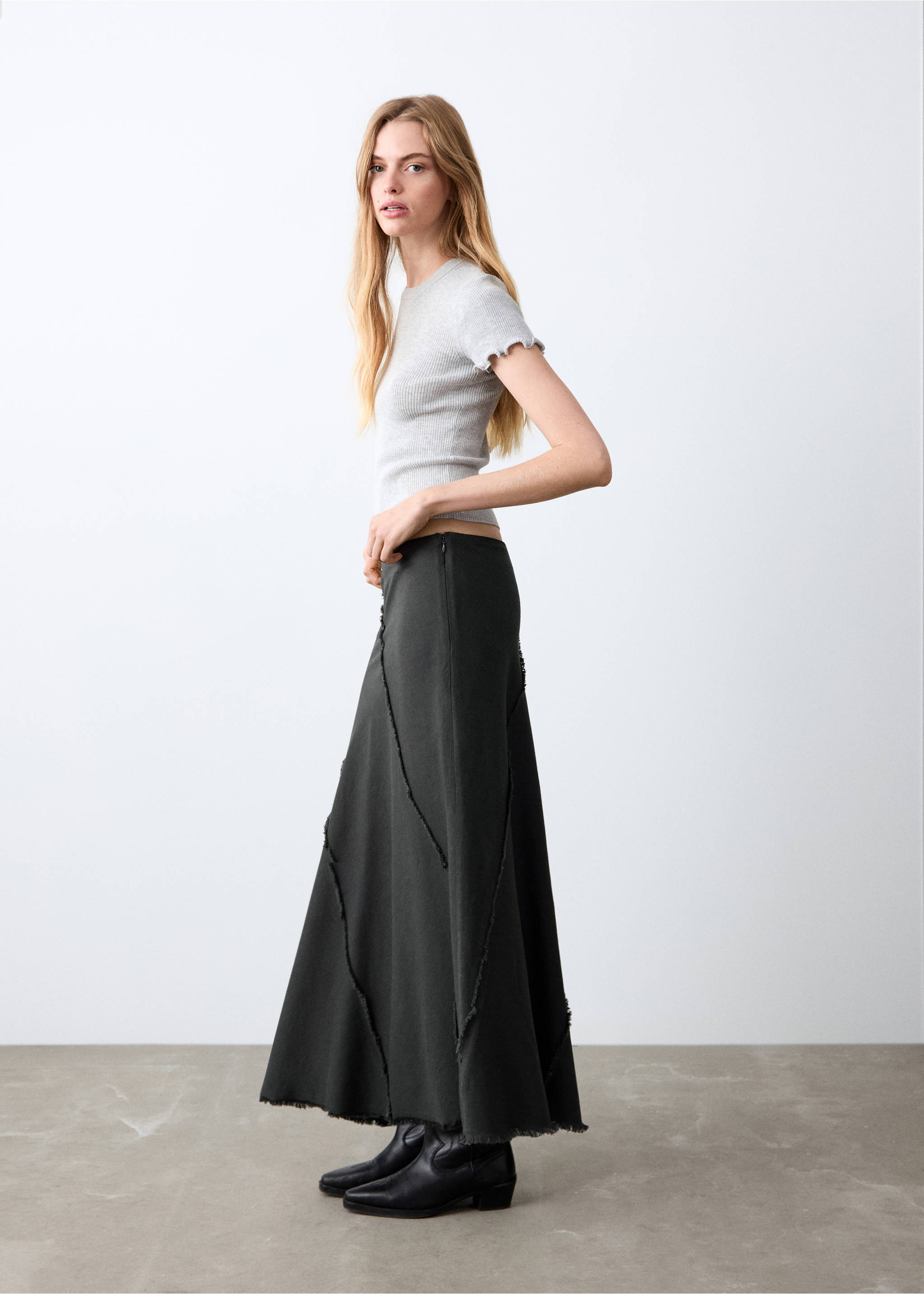 Длинная юбка с необработанными краями - Средний план, Угольно-серый. Ref: 27074050-00.