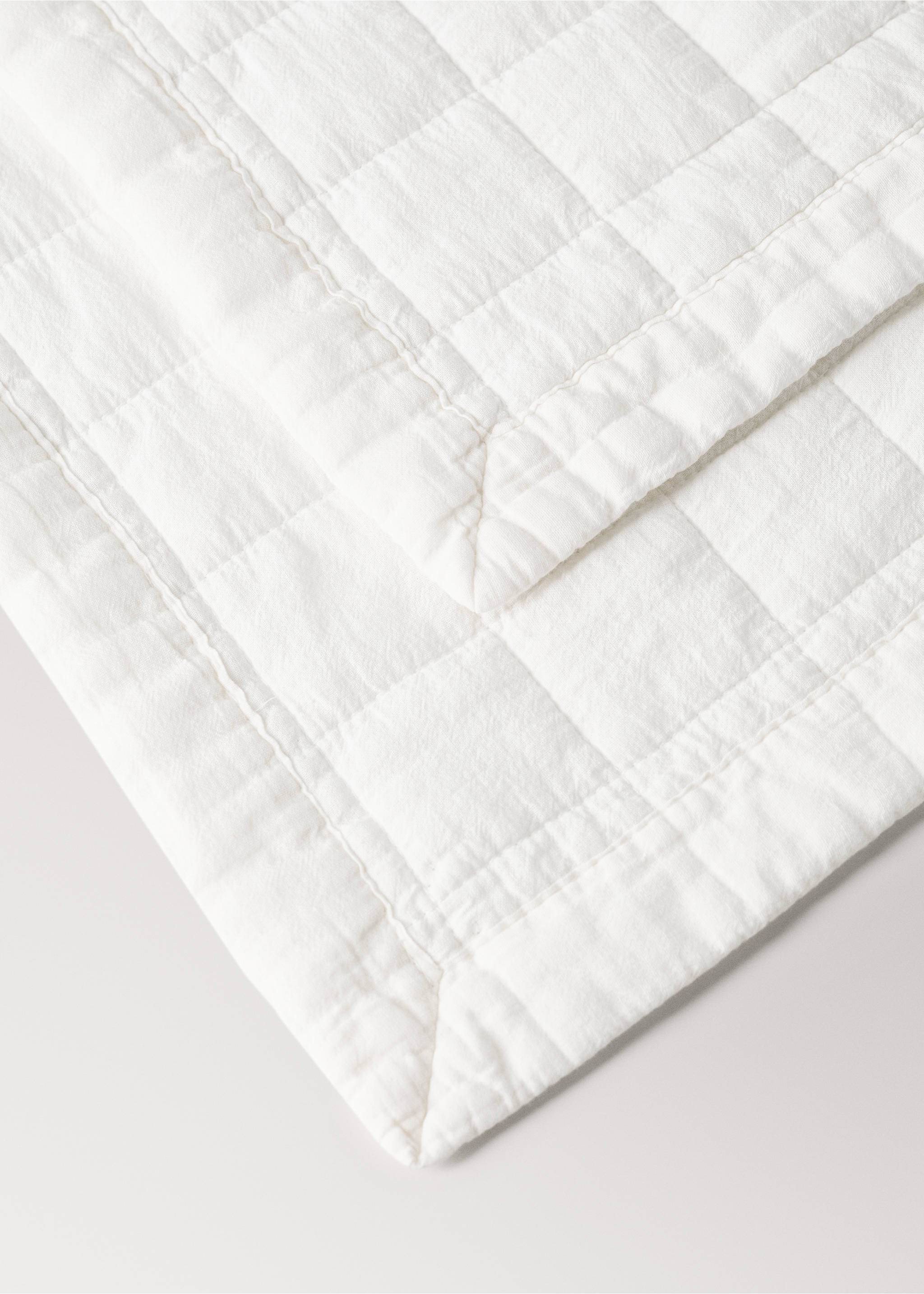 Quiltat spjälsängstäcke med rutmönster - Detaljer om artikeln 2, Benvit. Ref: 27074054-00.