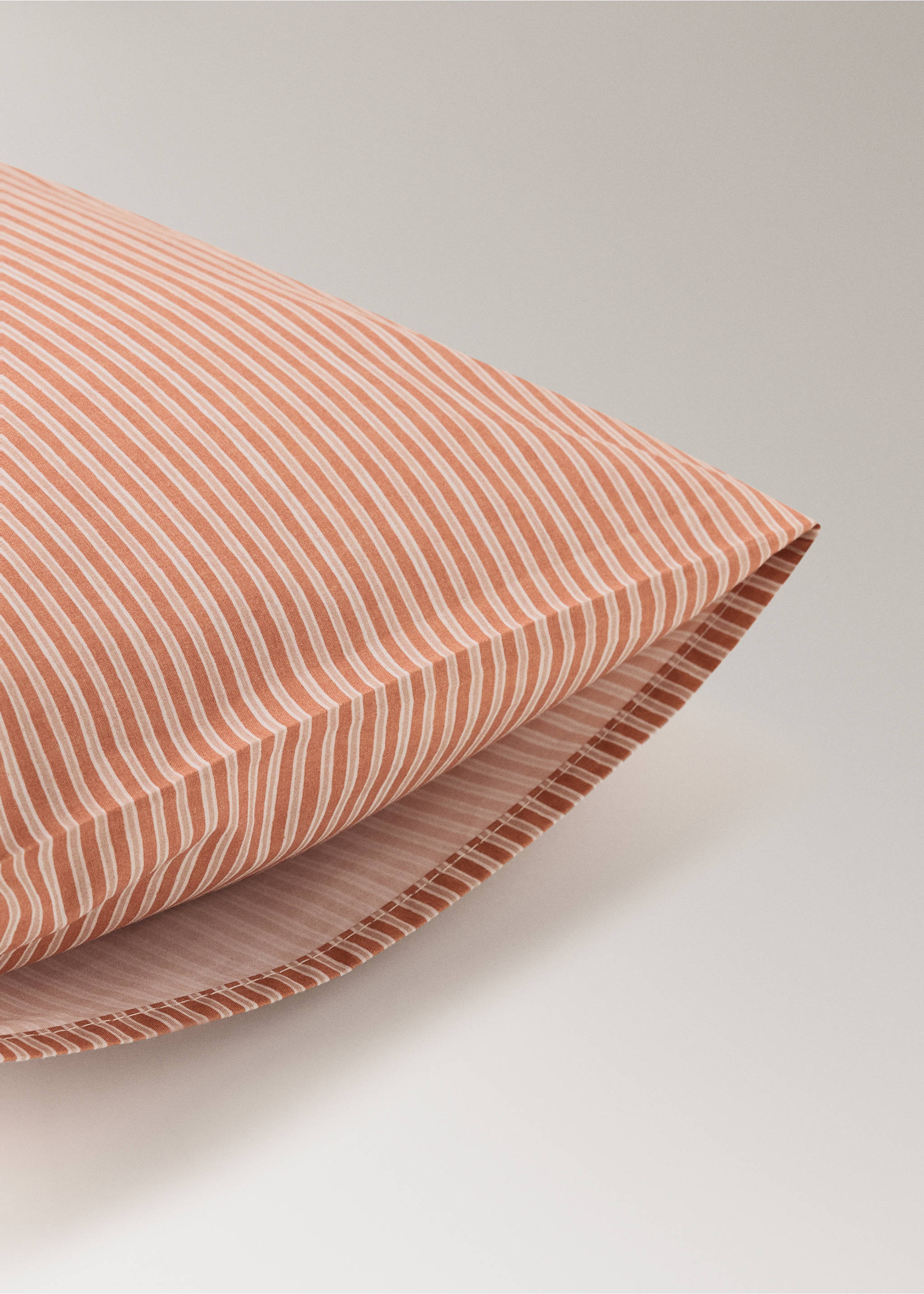 Cot bed pillowcase in cotton percale stripes - Details of the article 1, Russet. Ref: 27074060-00.