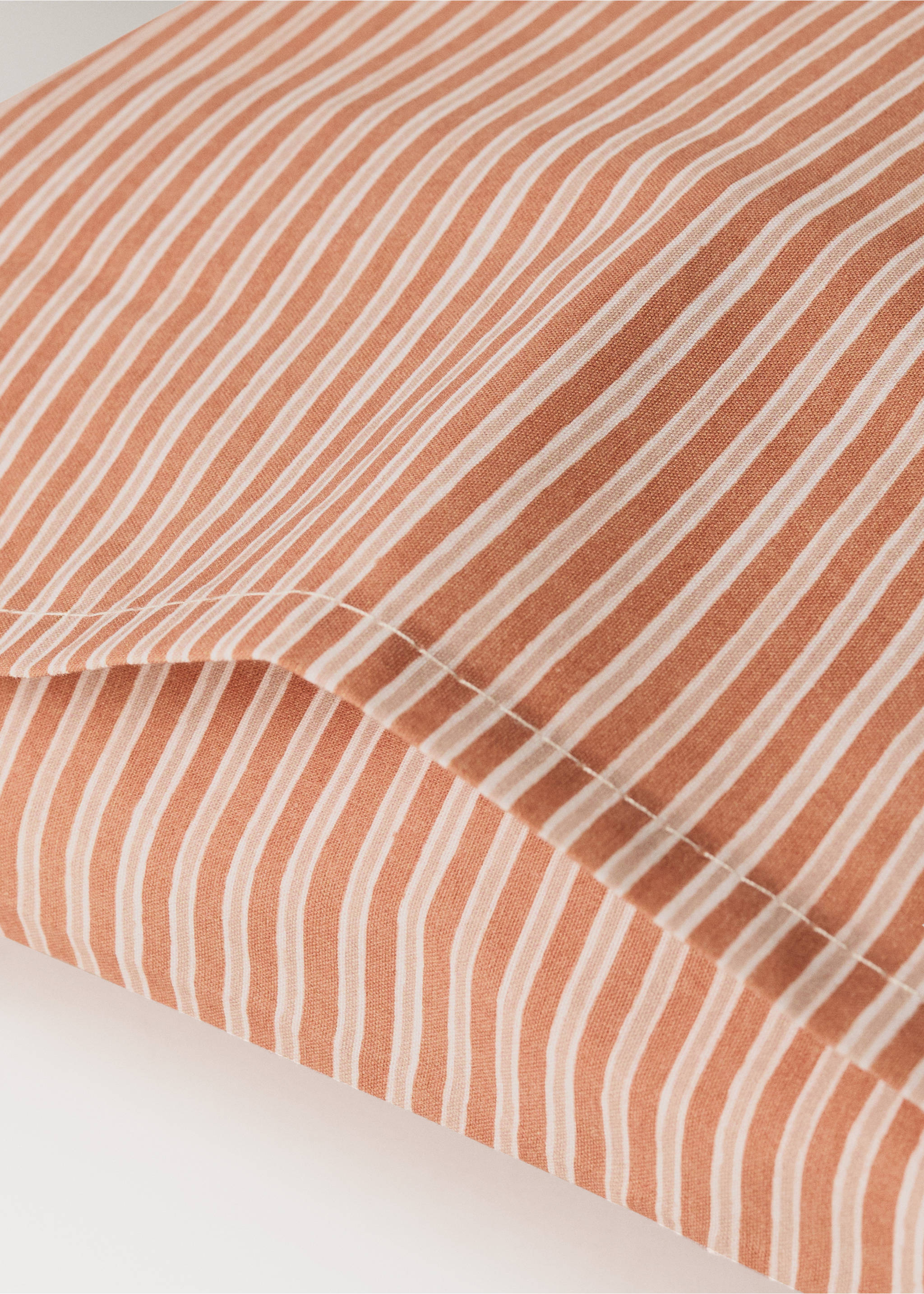 Cot bed pillowcase in cotton percale stripes - Details of the article 2, Russet. Ref: 27074060-00.