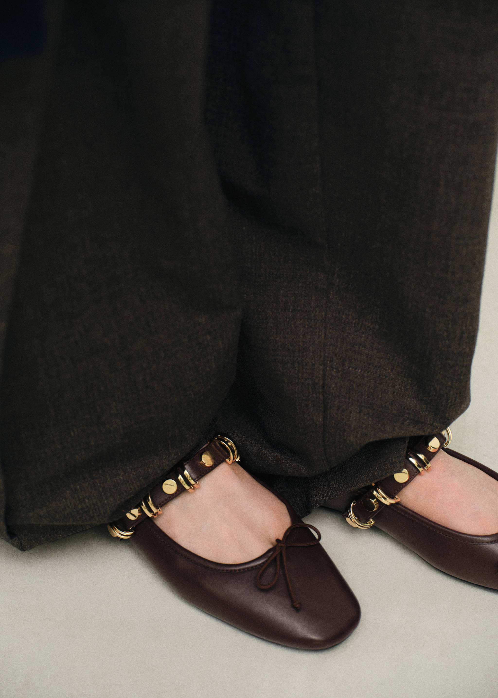 Bailarina tira detalles metálicos - Plano general, Burdeos. Ref: 27074071-00.