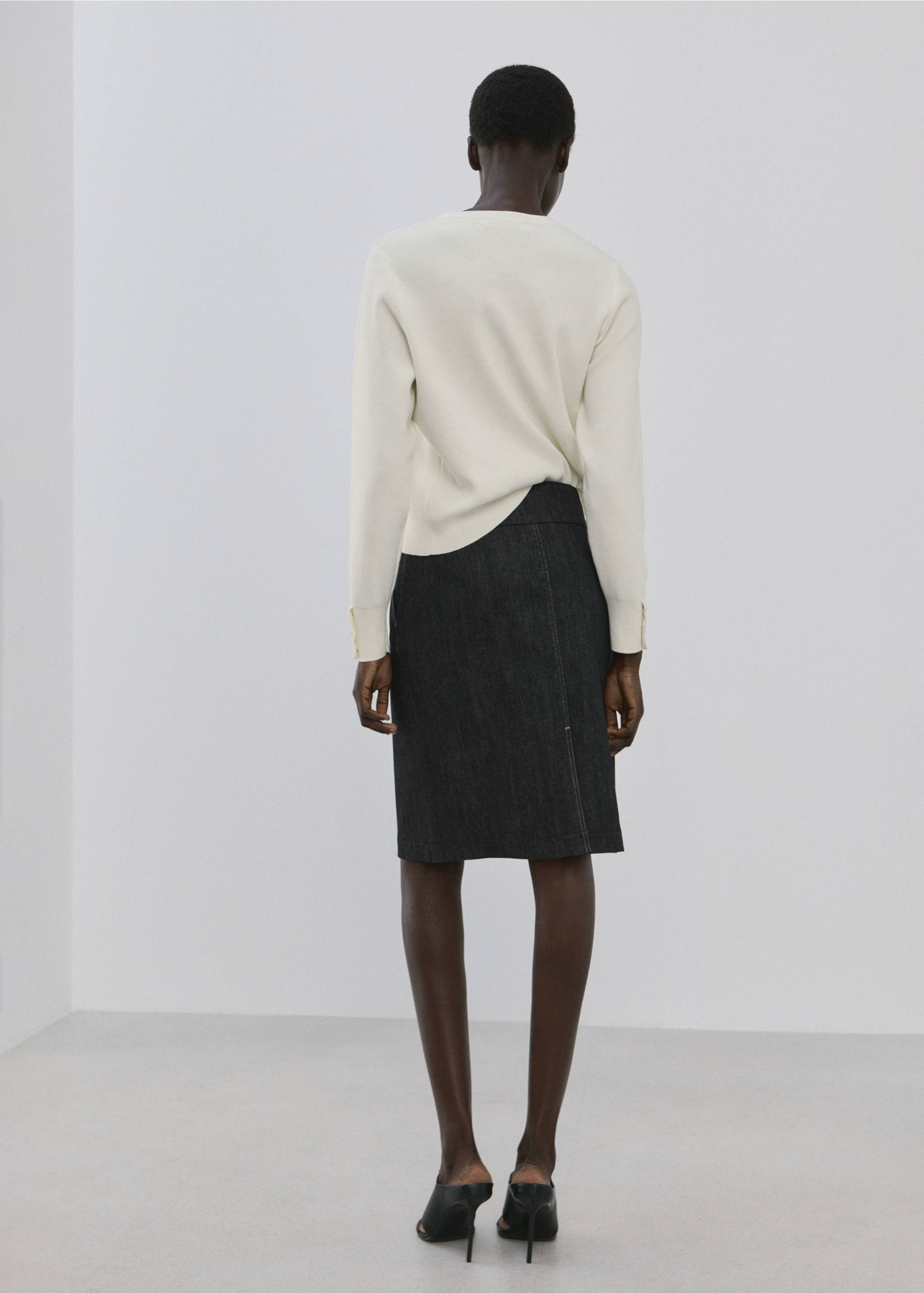 Buttoned cuffs sweater - Reverse of the article, Ecru. Ref: 27074084-00.