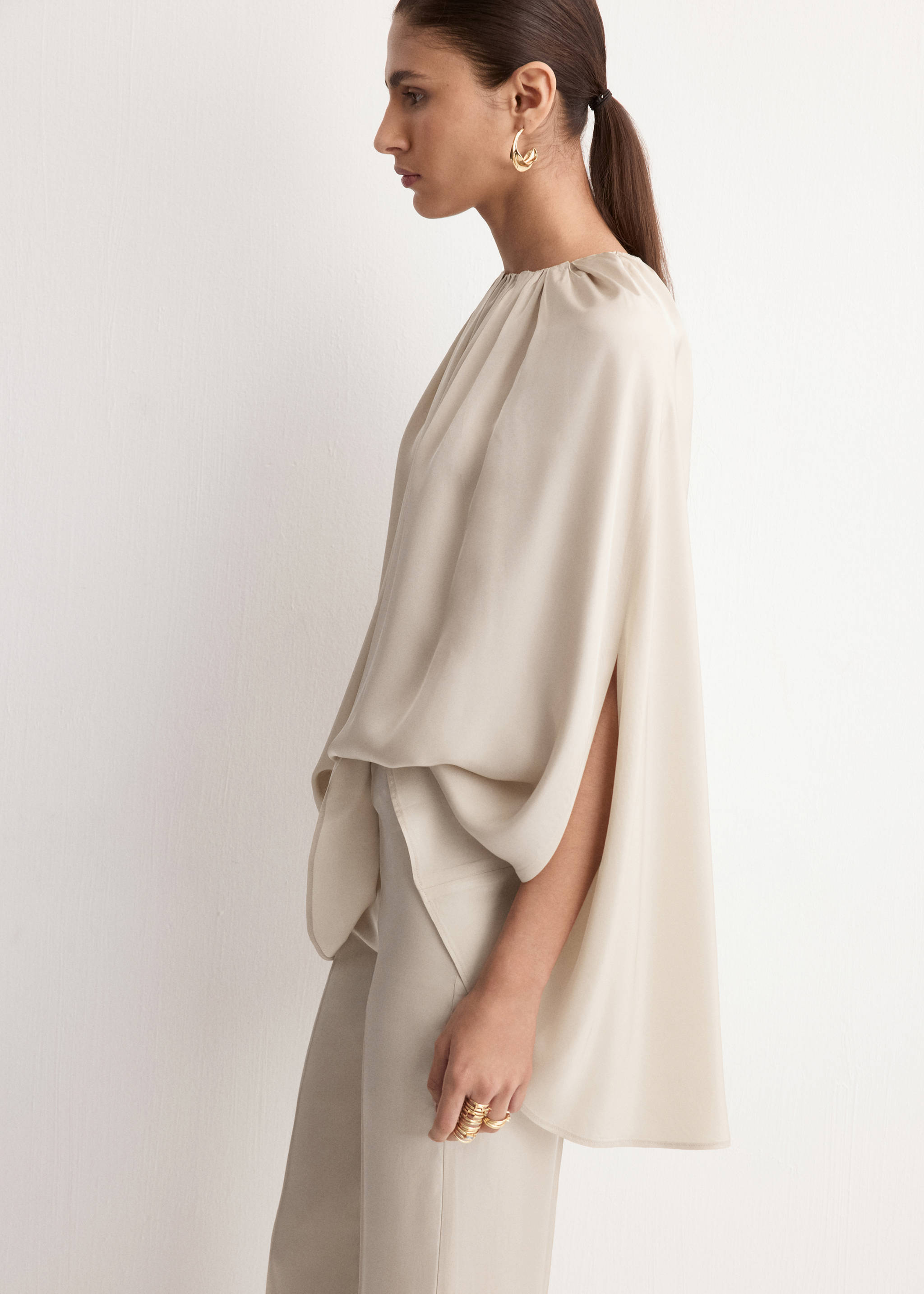 Blouse with slits and ruched neckline - Medium plane