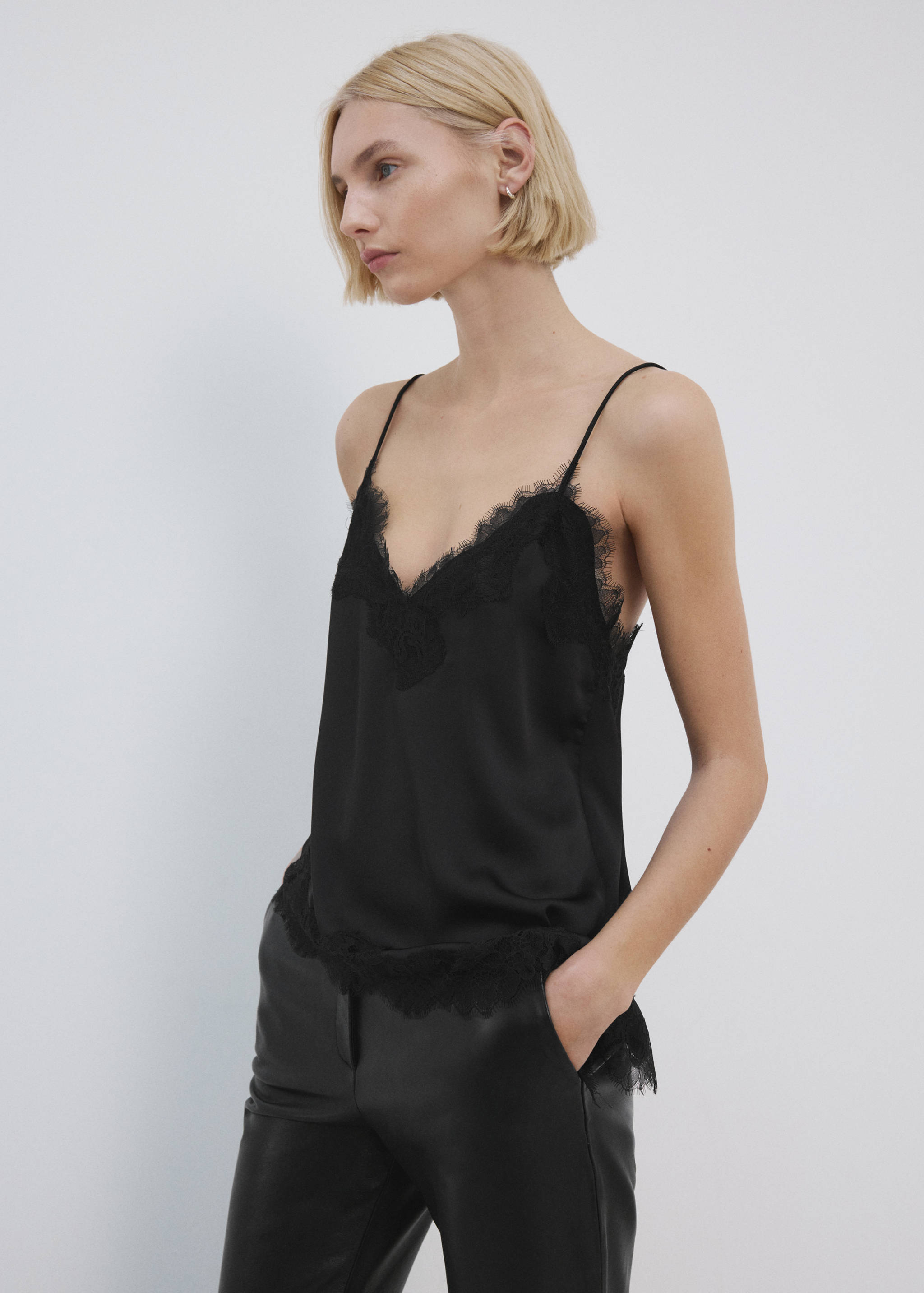 Top lingerie dentelle asymétrique - Plan moyen