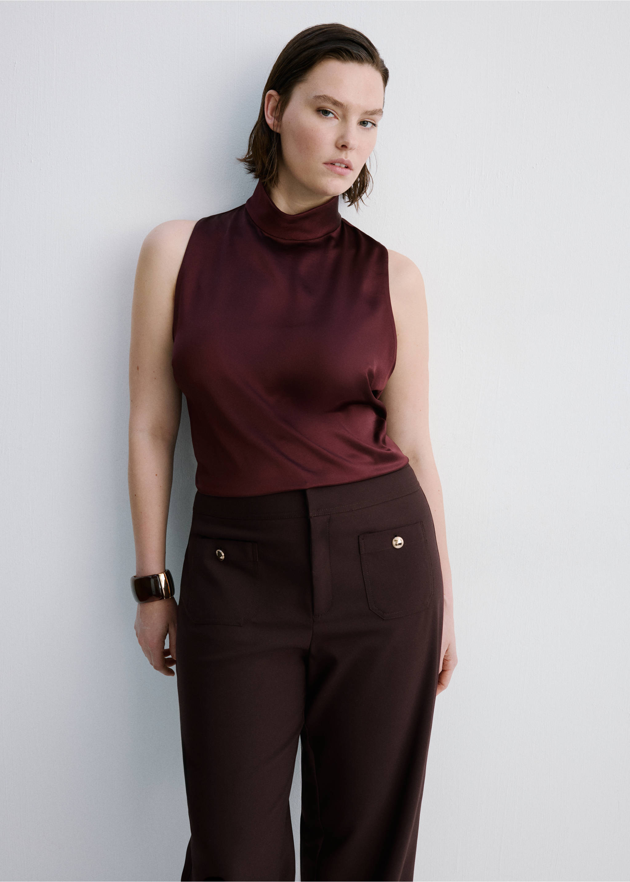 Pantalón recto botones joya - Detalle del artículo 5, Vino. Ref: 27074094-00.