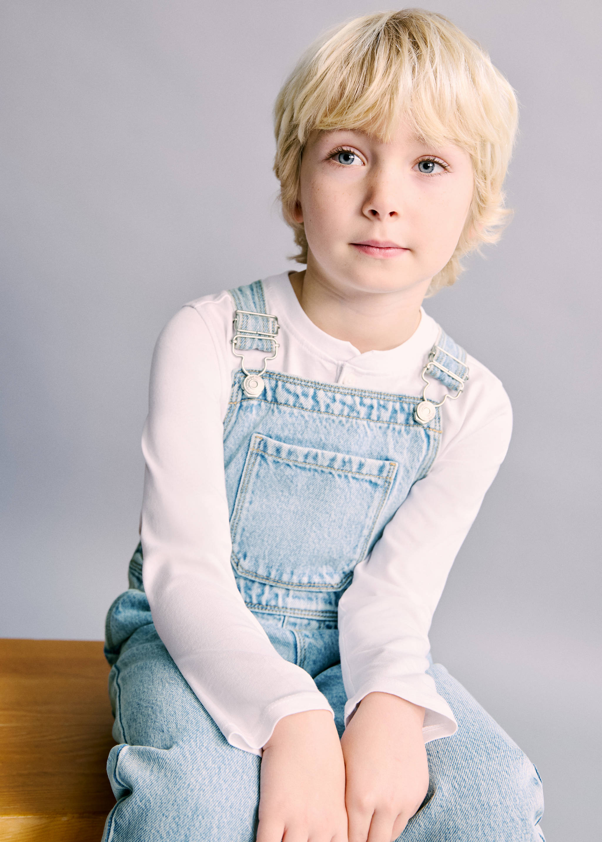 Salopetă lungă din denim - Plan mediu