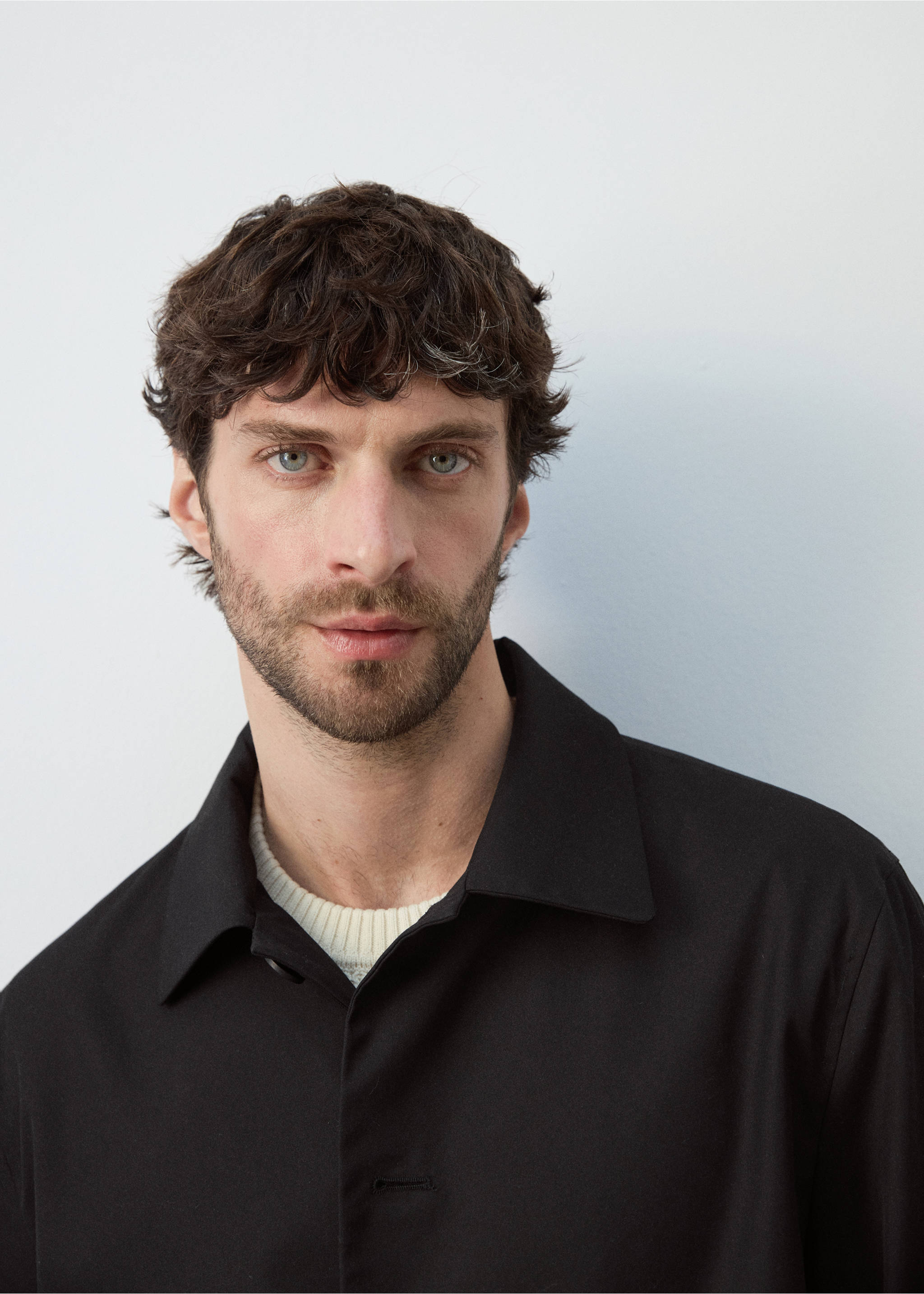 Gabardina water-repellent bolsillos - Detalle del artículo 1, Negro. Ref: 27074405-00.