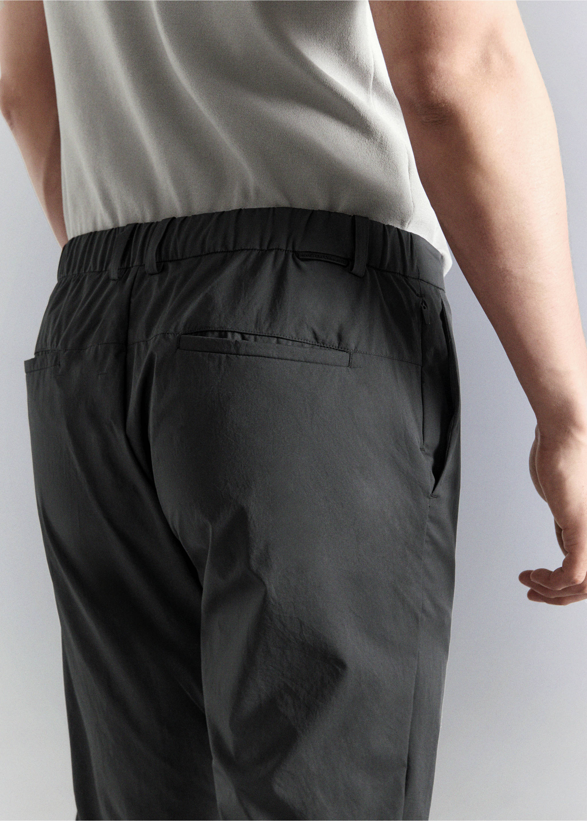 Pantalón slim fit water-repellent - Detalle del artículo 6, Gris oscuro vigoré. Ref: 27074407-00.