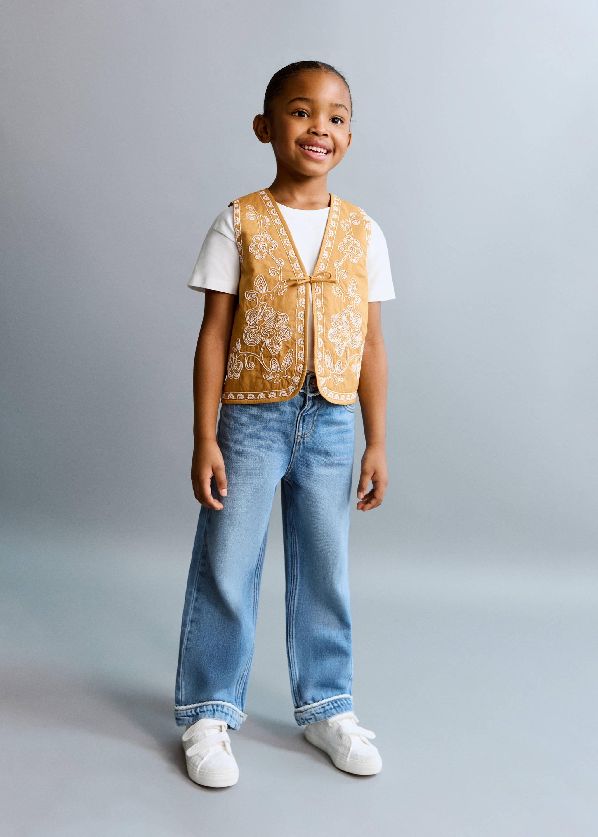 Jeans rectos bajo vuelta - Plano general